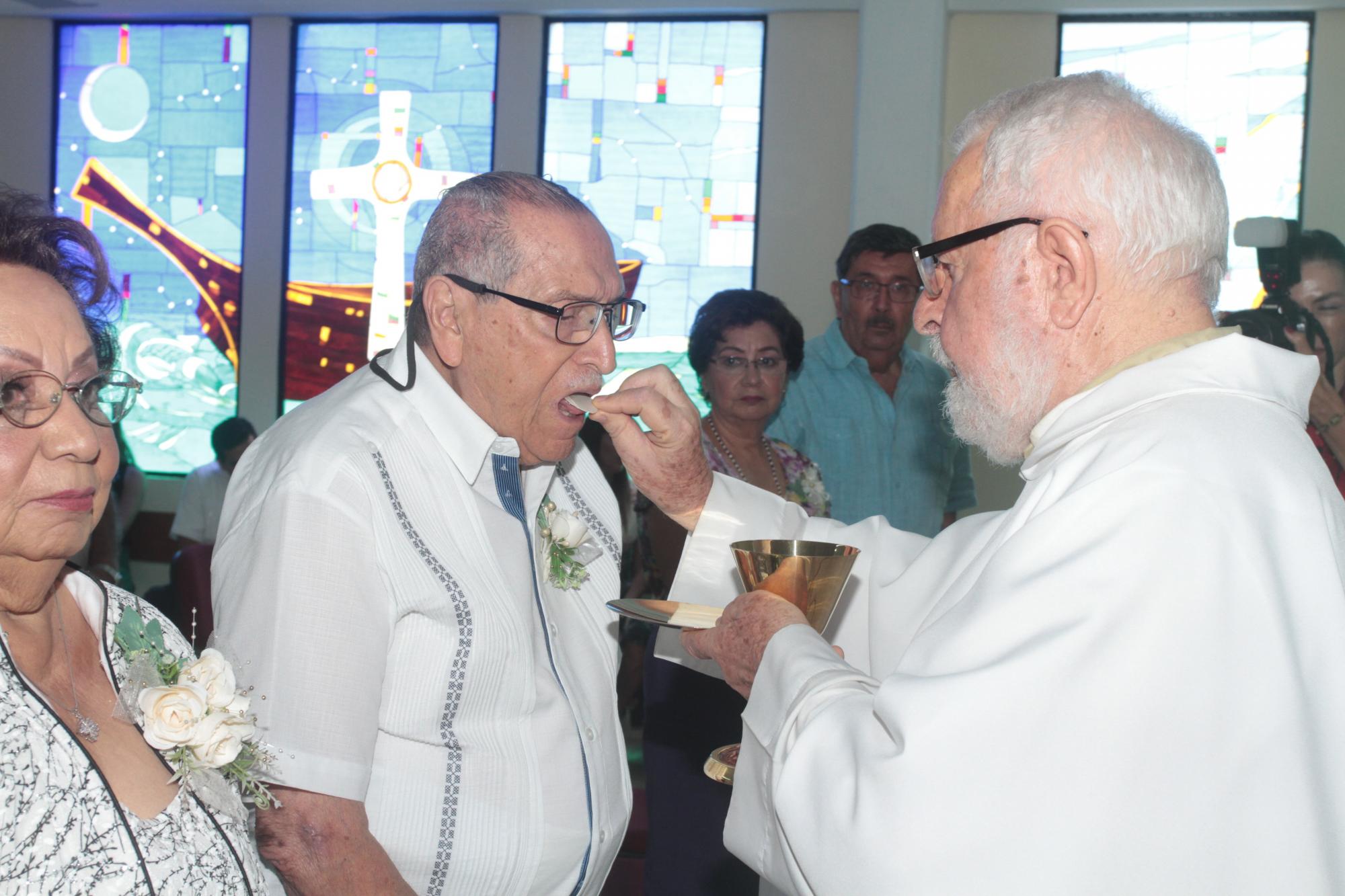 $!El presbítero Alfredo Spigarolo ofició la misa de la pareja.