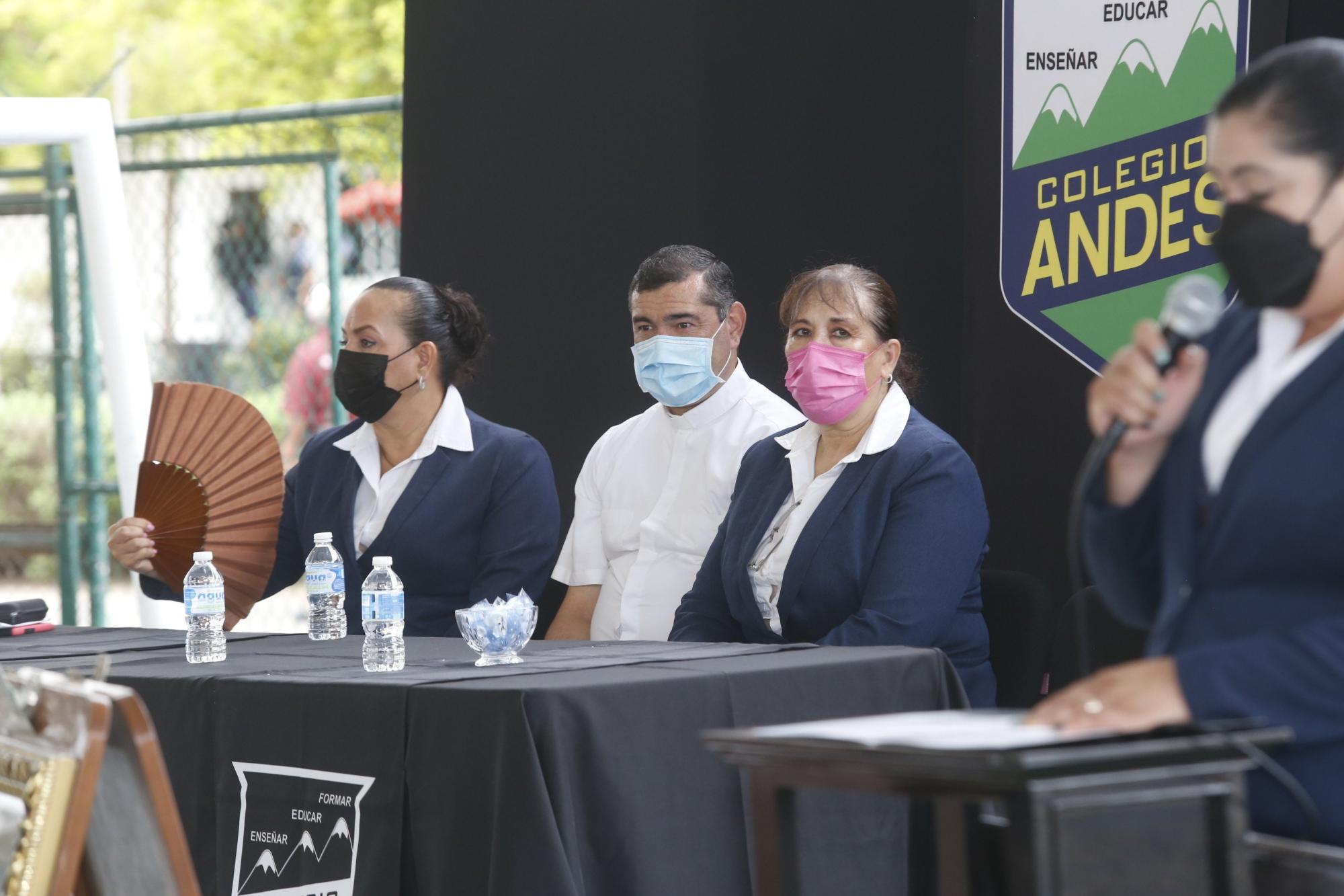 $!Las autoridades del colegio encabezaron la ceremonia de entrega de diplomas.
