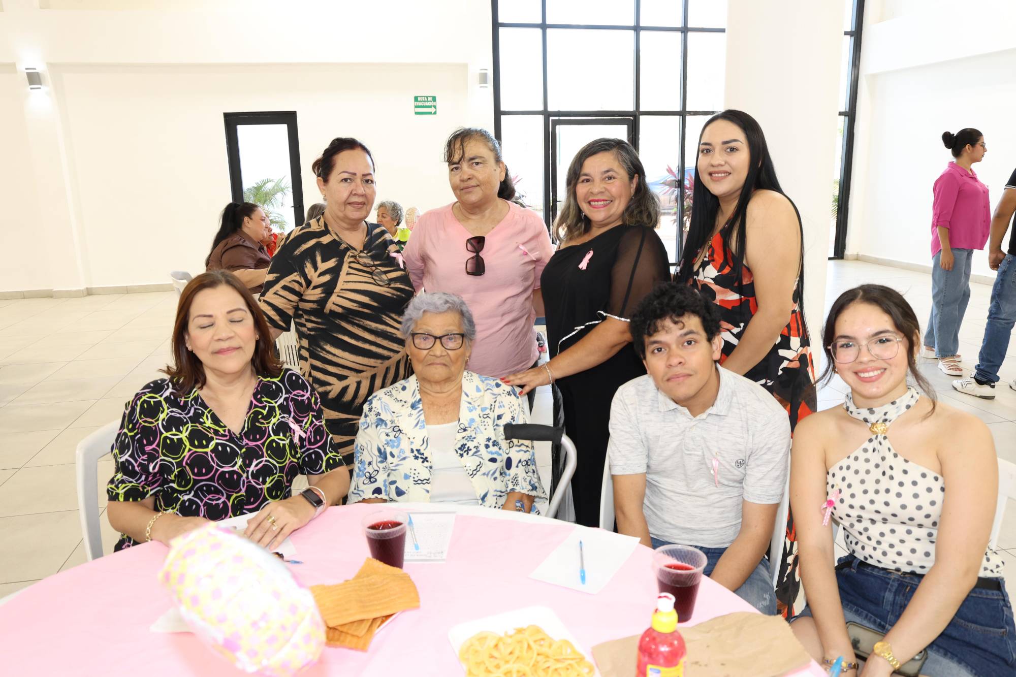 $!Margarita Núñez, Juani Ríos, Alma Osuna y Grecia Núñez. Sentadas, Irma Pinedo, Magdalena Villela, Fernando Ibarra y Ana Karen Quintero.