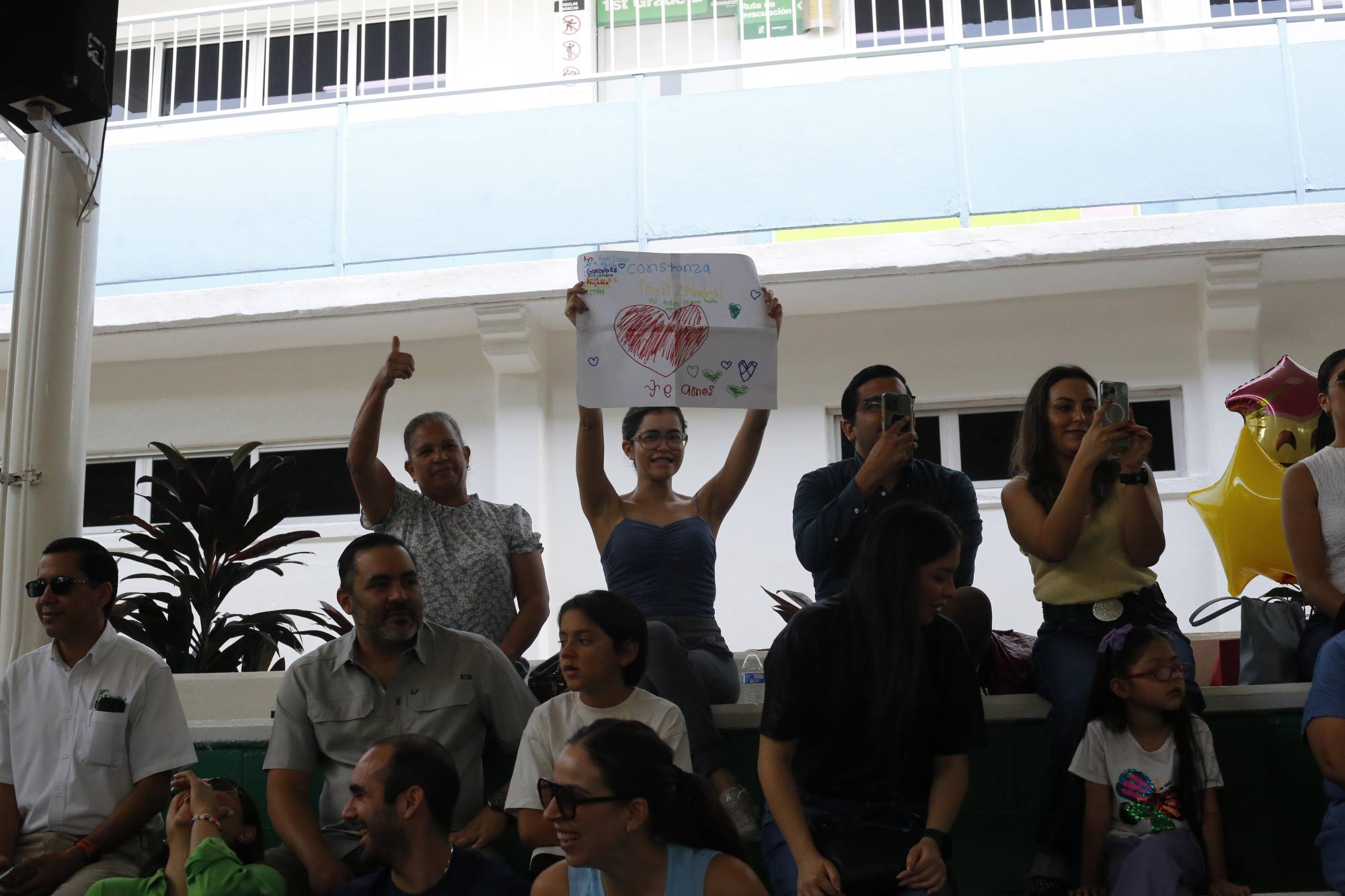 $!Los papás apoyaron felices a sus hijos.