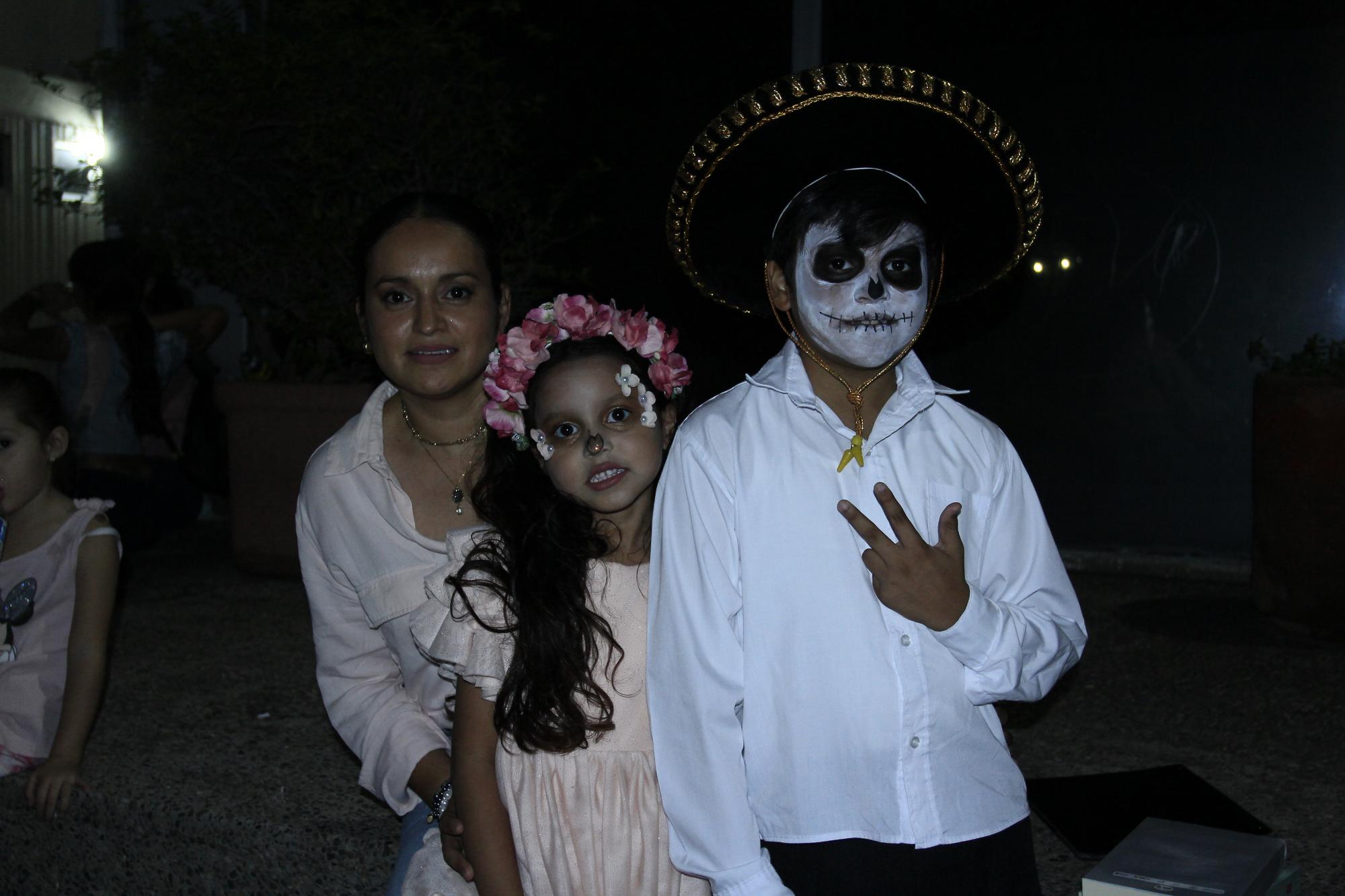 $!Miriam Valenzuela con sus pequeños Amaia y Roberto Espinoza.