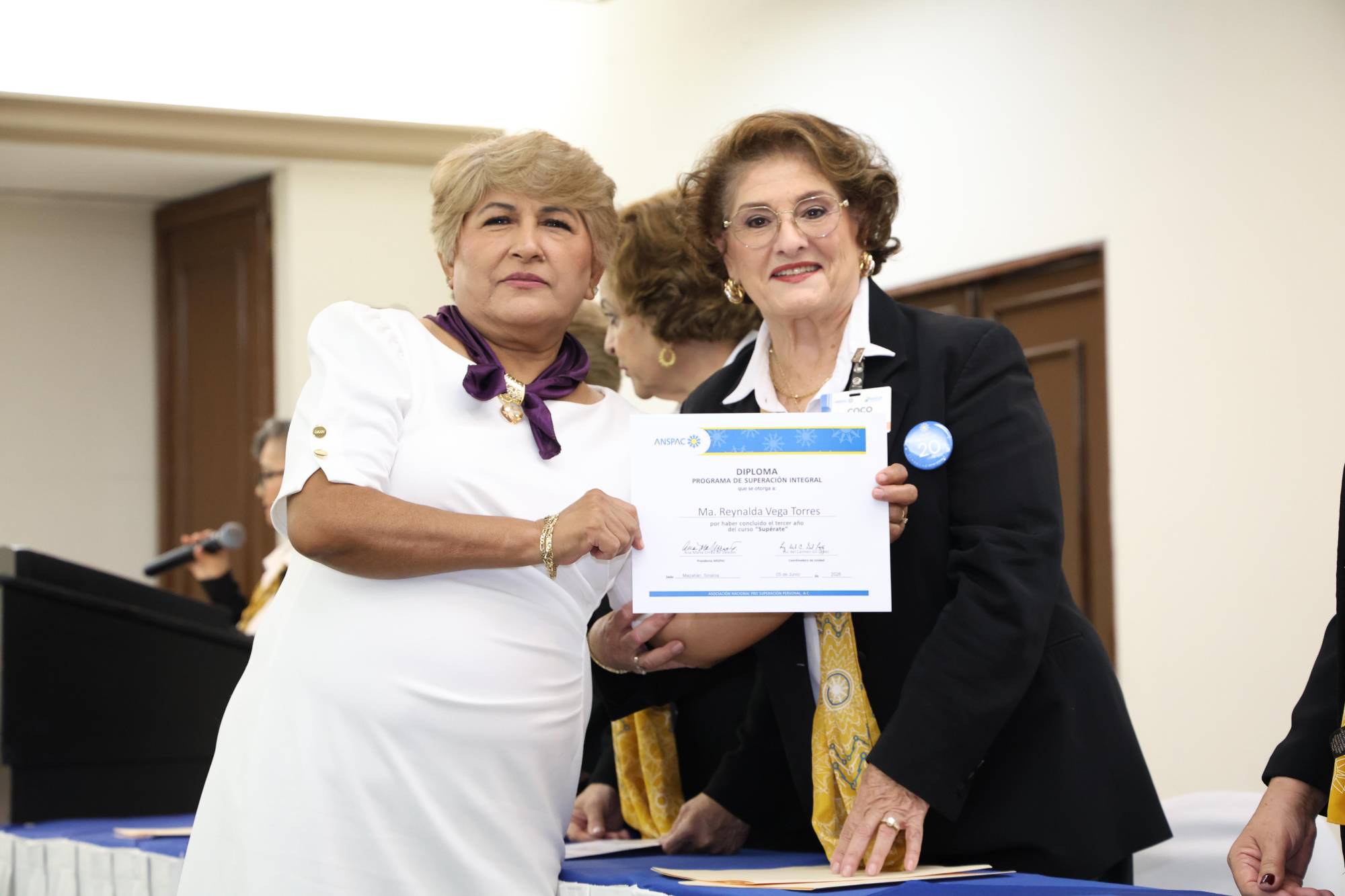 $!Reynalda Vega recibe su diploma de manos de Coco Urrea de Valadés.