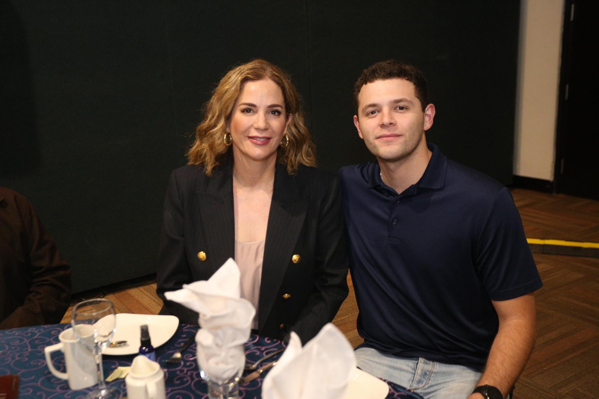 $!María Esther Juárez de Letamendi junto a su hijo Fernando Letamendi Juárez.