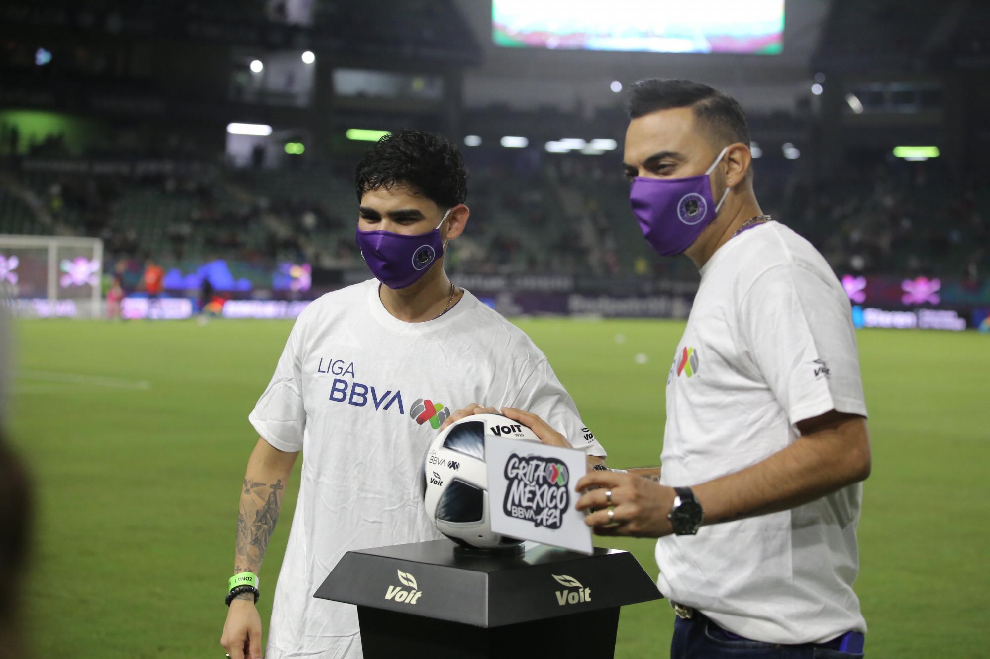 $!Ricardo Yocupicio y Geovanni Mondragón, vocalistas de la Banda El Recodo, fueron los encargados de los protocolos en el encuentro.