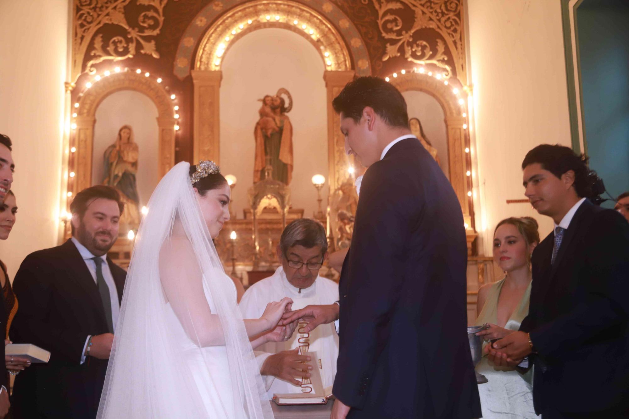 $!Los novios al momento de intercambiar sus votos matrimoniales.