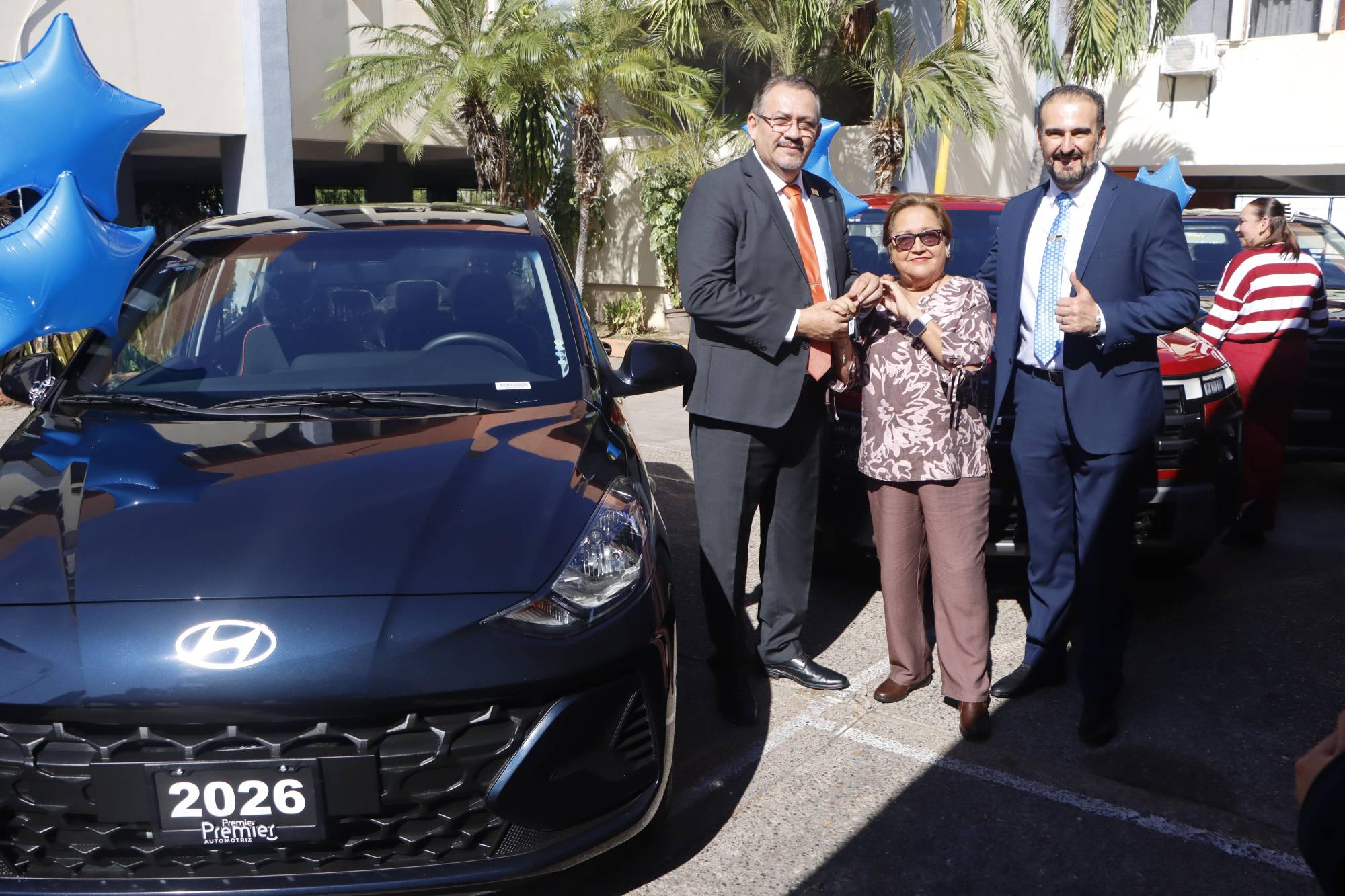 $!Entrega de automóvil a socia beneficiada.