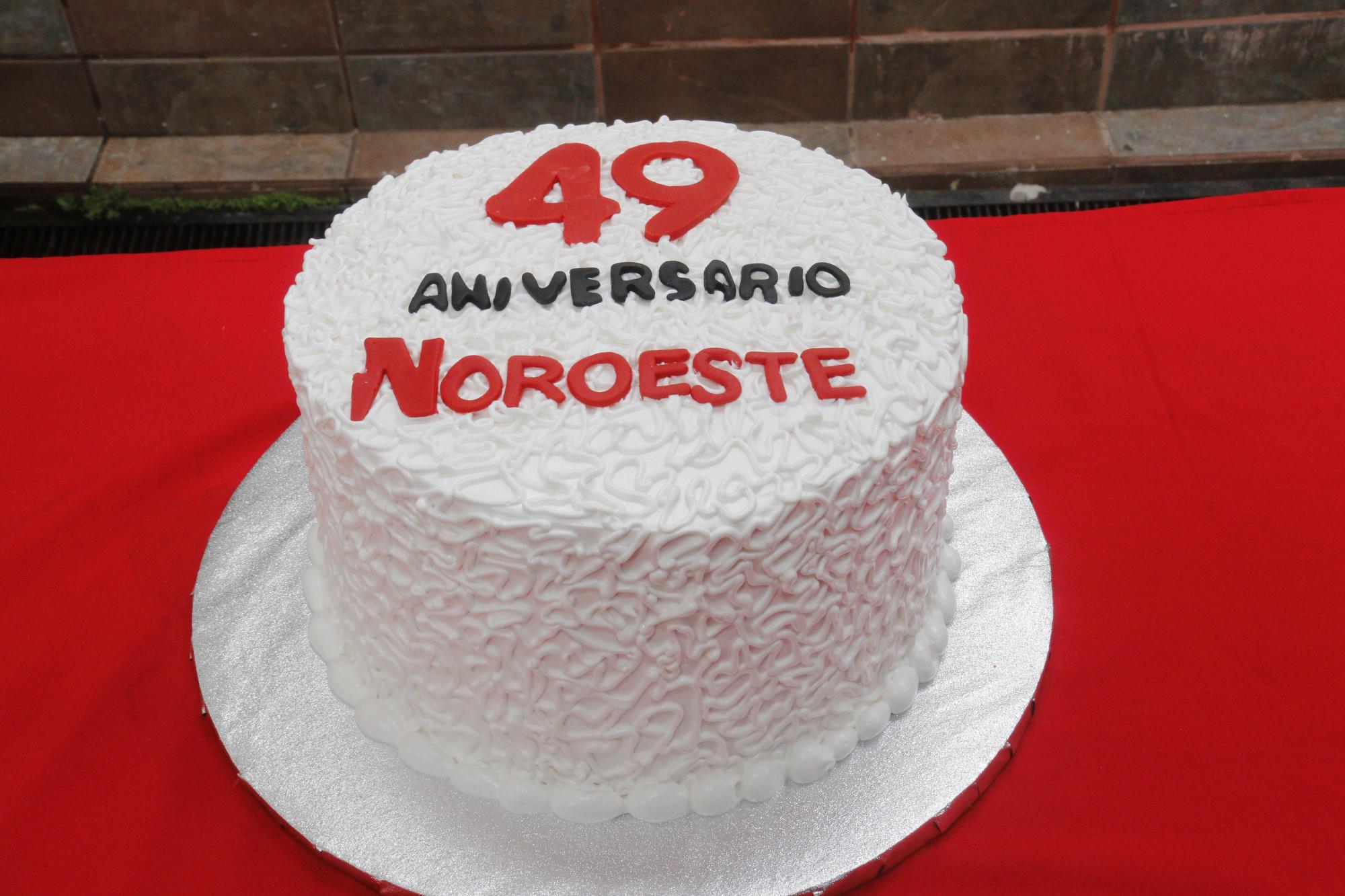 $!Un pastel conmemorativo por el 49 aniversario disfrutaron los colaboradores en cada una de las plazas de Noroeste.
