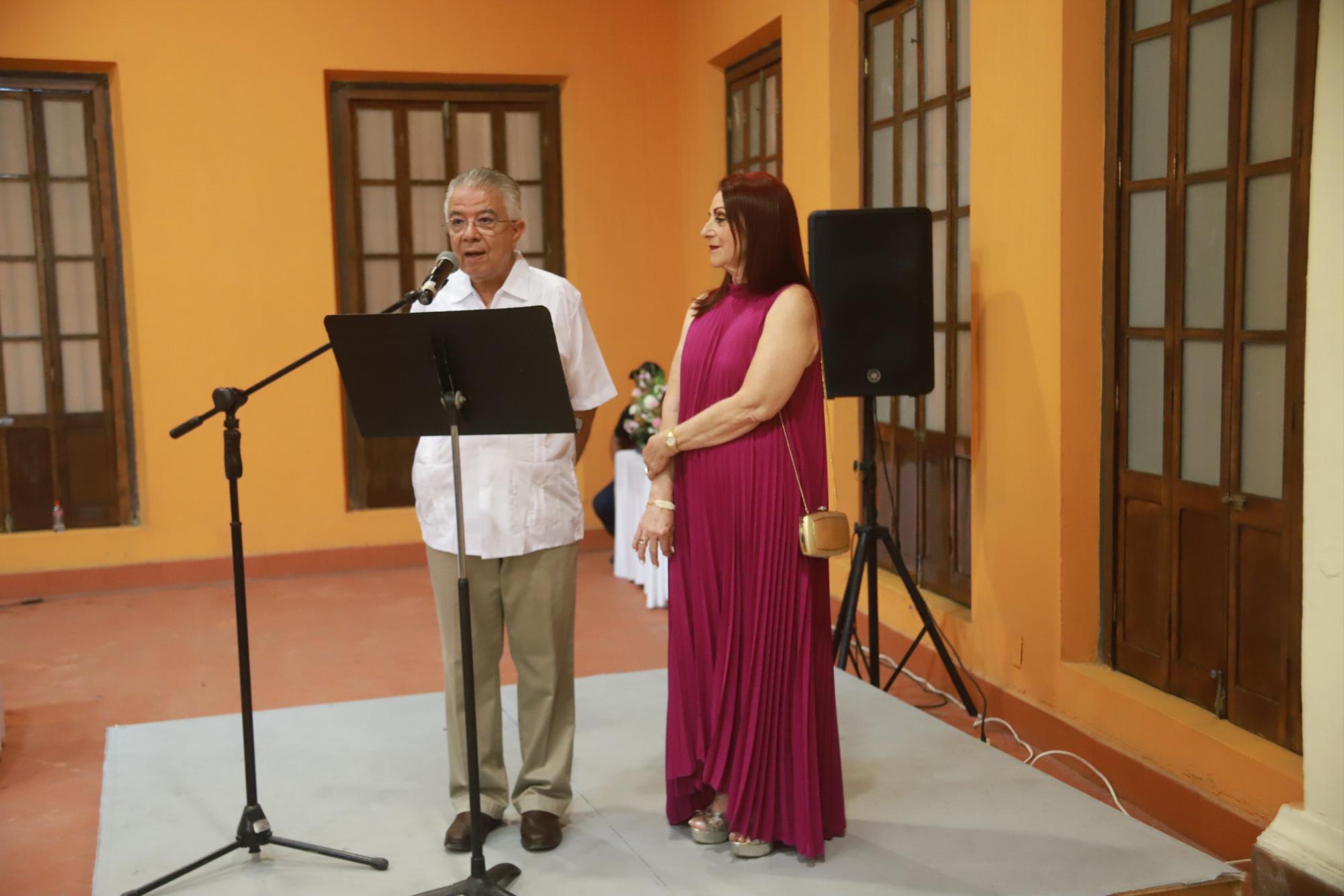 $!El maestro Enrique Vega Ayala, a nombre del Instituto Municipal de Cultura, dio la bienvenida y agradeció la presencia de la artista plástica.