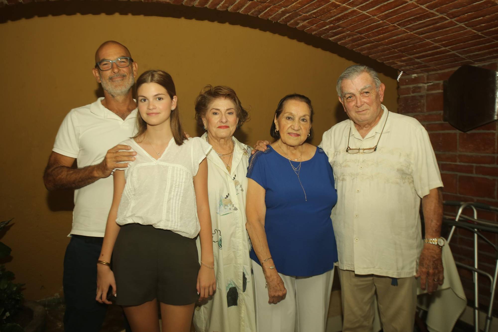 $!Graciela entre Miguel Valadés Urrea, Andrea Valadés, Coco Urrea de Valadés y Miguel Valadés Toledo.
