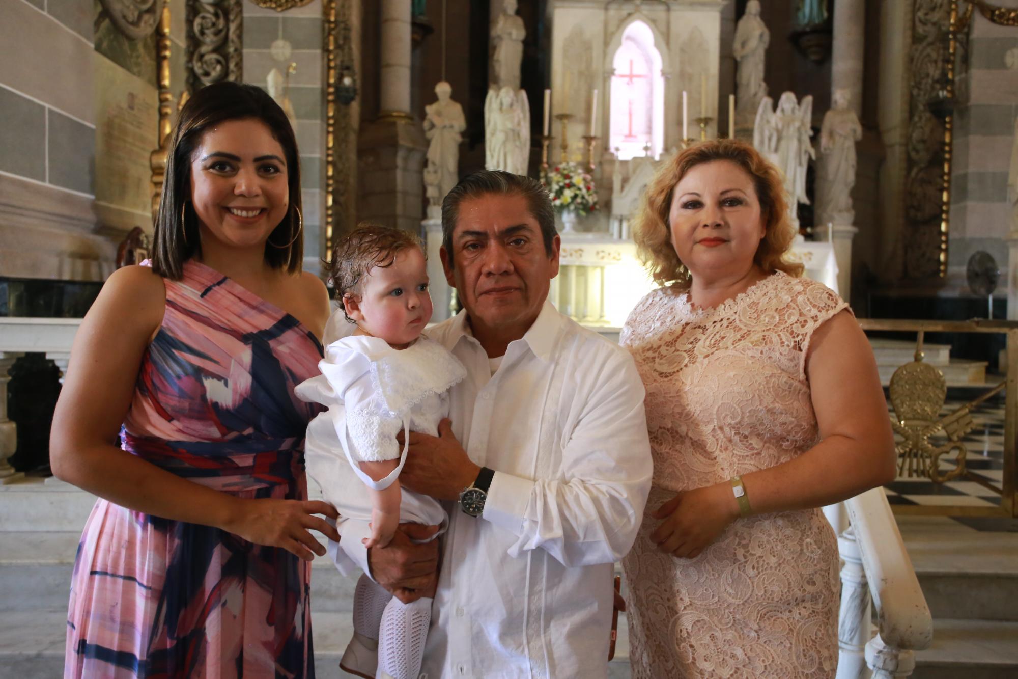 $!Jayden Issak entre sus padrinos María José Salazar, Raúl Ricardo Villavicencio y Janise Mirely Bernal.