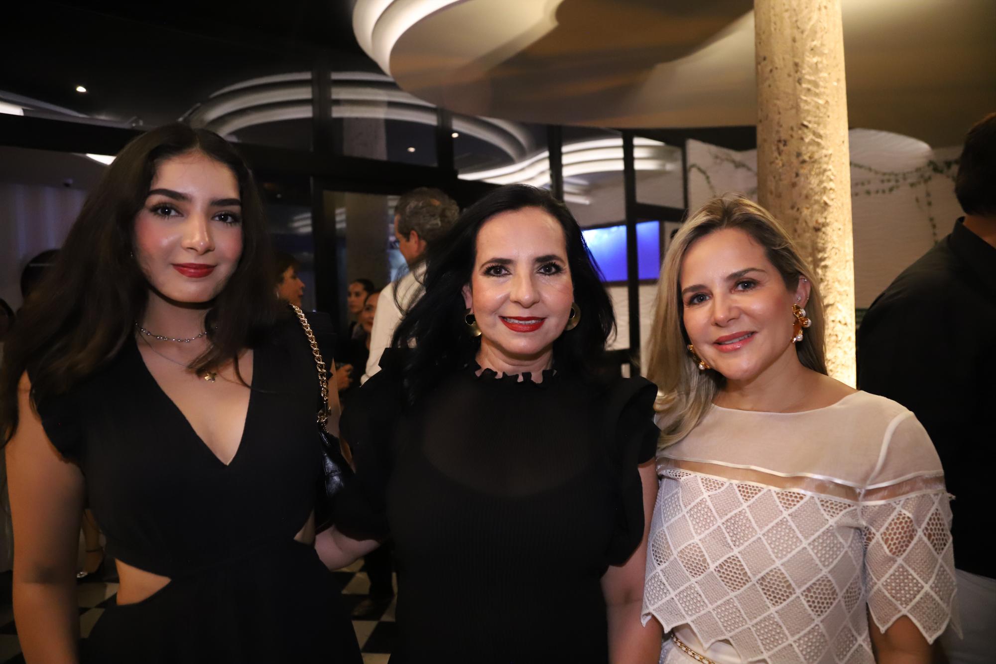 $!Carmina Escobar, Carmina García de Escobar y Karla Hays de Guzmán
