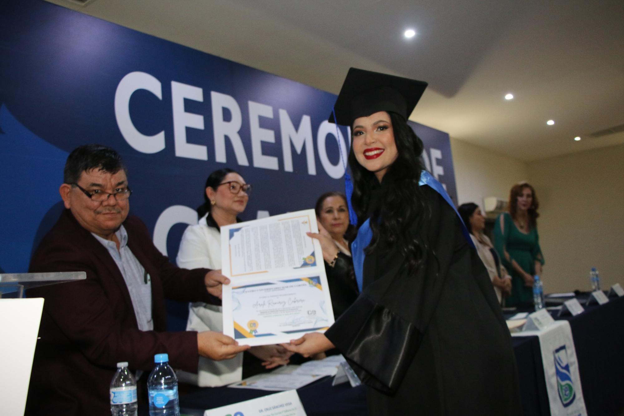 $!Aralé Ramírez Cabrera recibiendo su diploma de egresado de la maestría en desarrollo humano en la docencia.