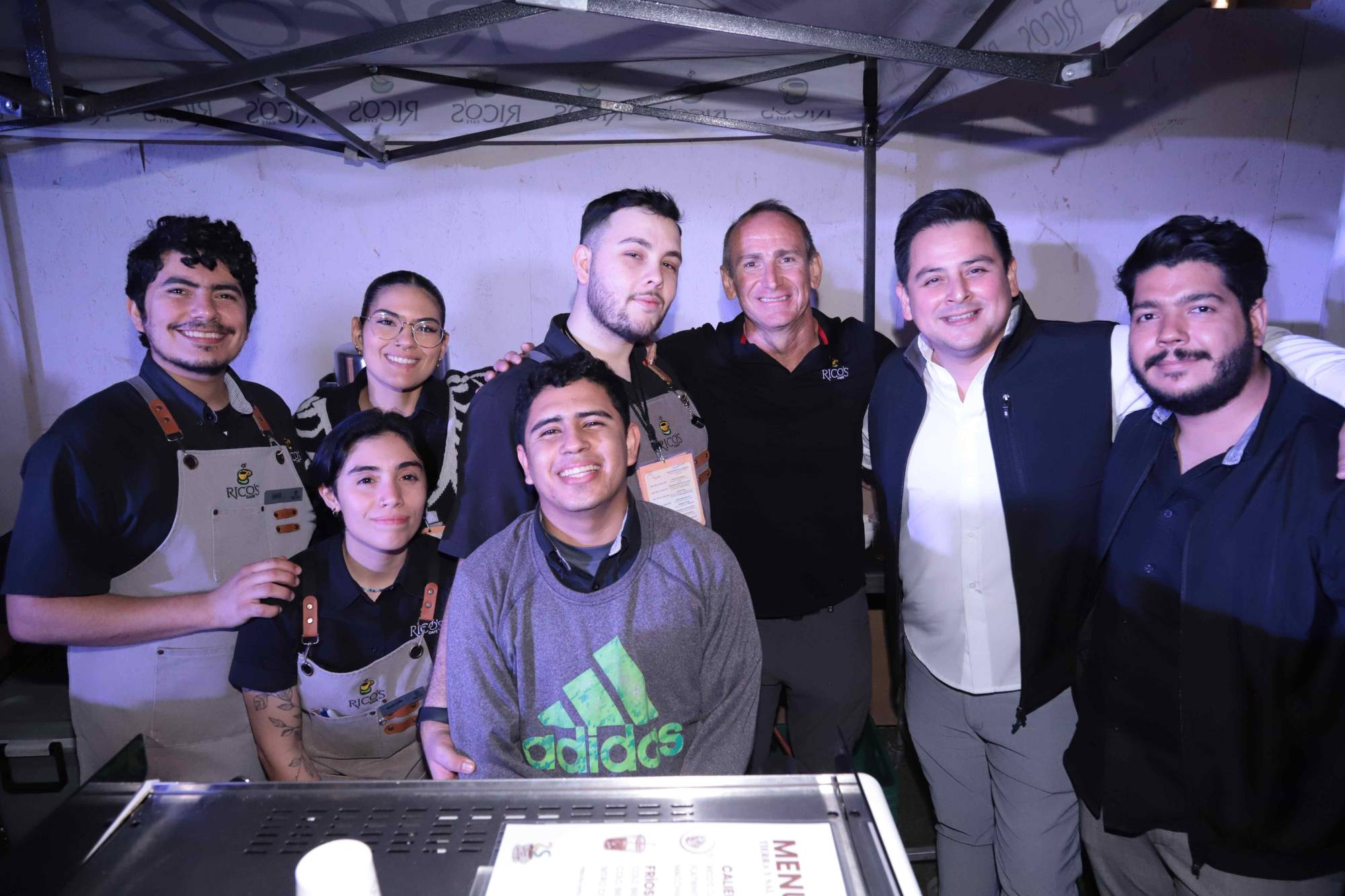 $!El equipo de Rico’s Café estuvo presente en el evento.