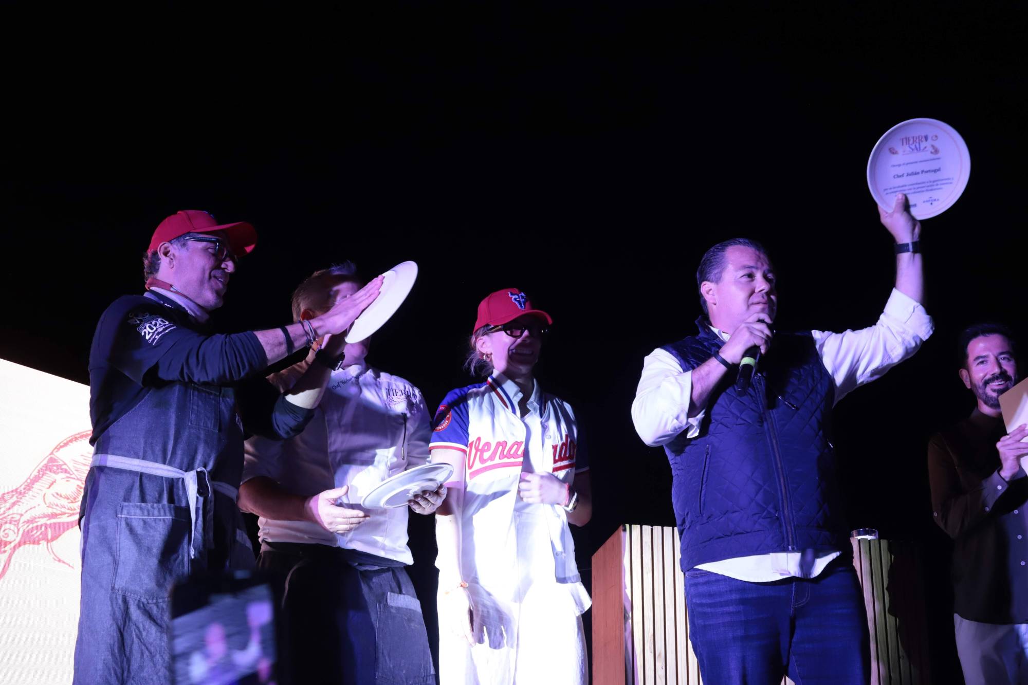 $!El chef Julián Portugal orgulloso de su reconocimiento.