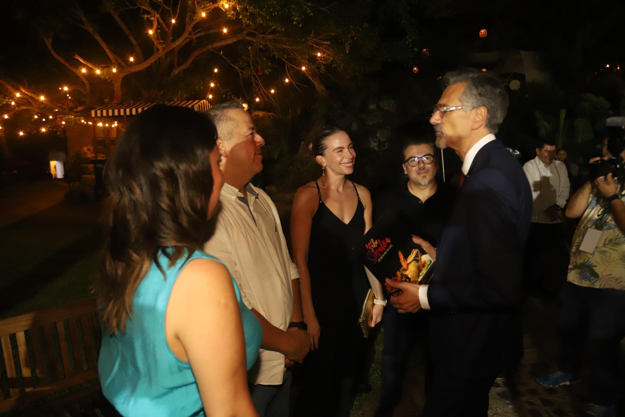 $!Los chefs Héctor Peniche, Andrea Lizárraga y Julián Portugal al momento de entregar el Recetario de A que sabe Sinaloa al Embajador de Francia en México, Jean-Pierre Asvazadourian.