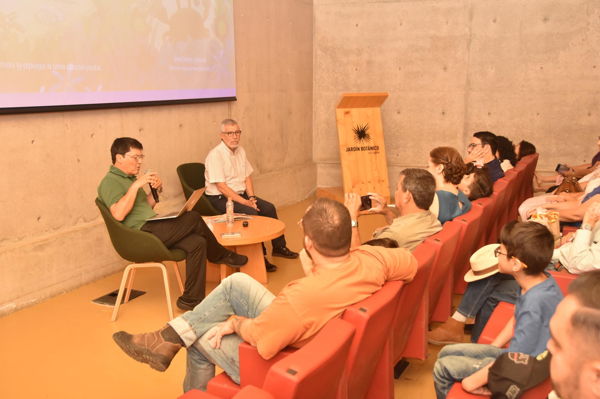 $!José Carlos Zazueta, acompañado de Miguel Alonso Gutiérrez, en la presentación del libro.
