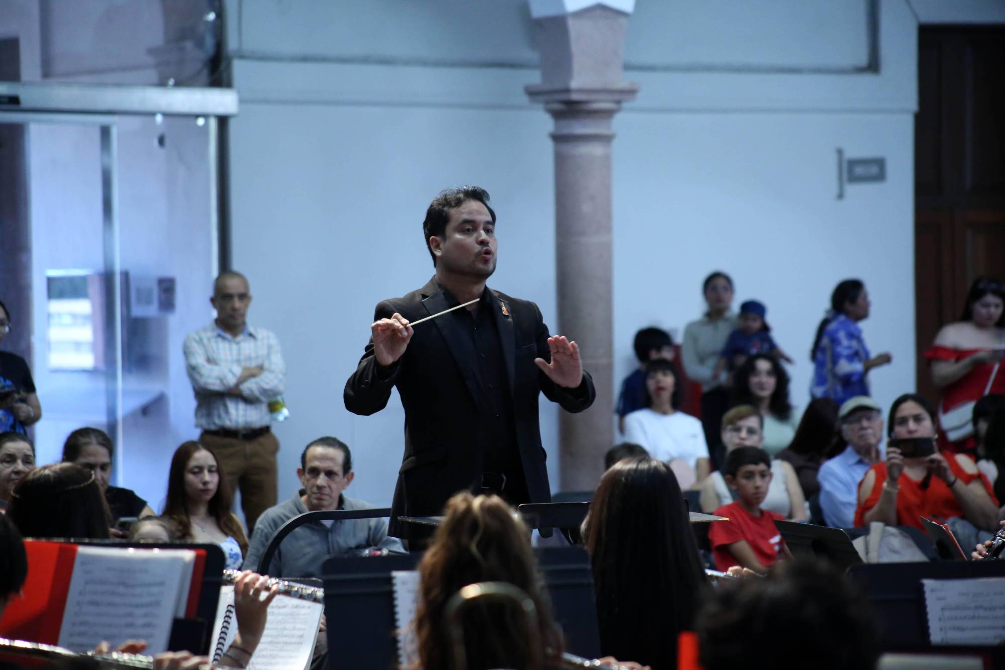$!El maestro Erick Castro, como director huésped, la agrupación presenta el concierto ‘Ecos de la Danza Sinfónica’.