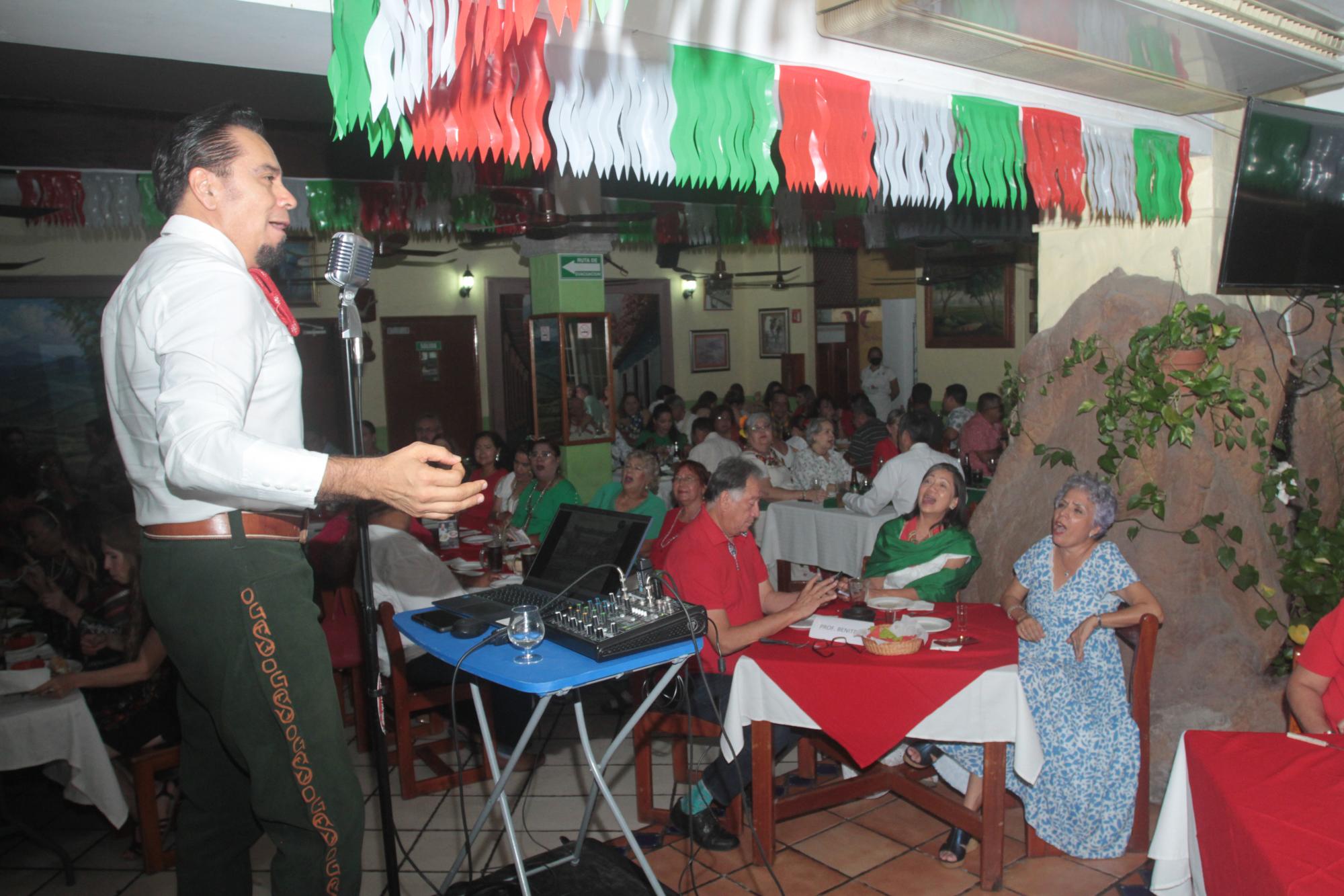 $!El tenor Óscar Gómez durante su intervención en la velada.