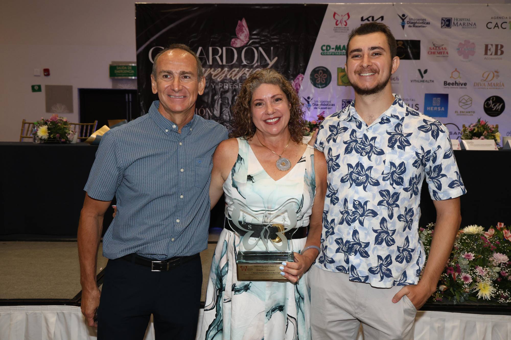 $!Marianne Biasotti entre su esposo Rogelio Fontes y su hijo Mario.