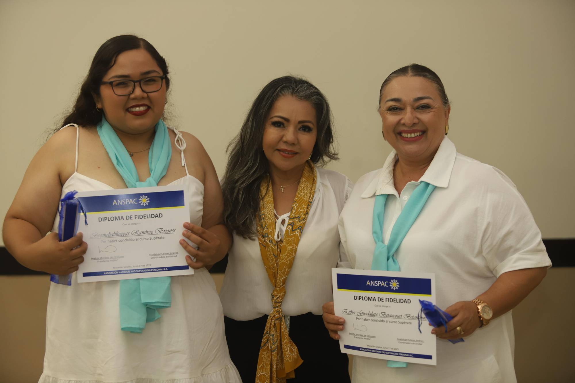 $!La animadora Lupita Salazar entre Romelia Ramírez y Esther Betancourt, graduadas de la Unidad Ocean Palace.