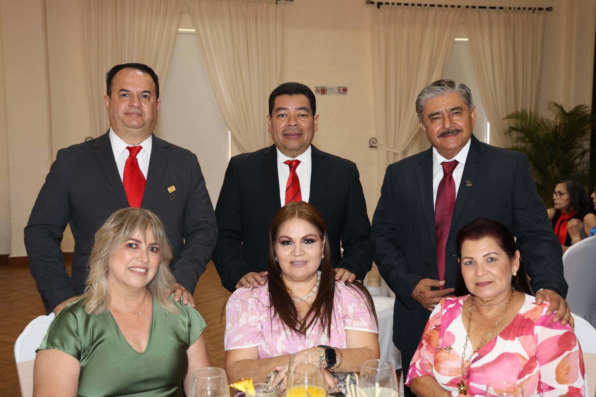 $!Juan Osuna, José Guadalupe Chávez y Hugo Gutiérrez. Sentadas, Patricia de Osuna, Rocío Castro de Chávez y Maricela de Gutiérrez.