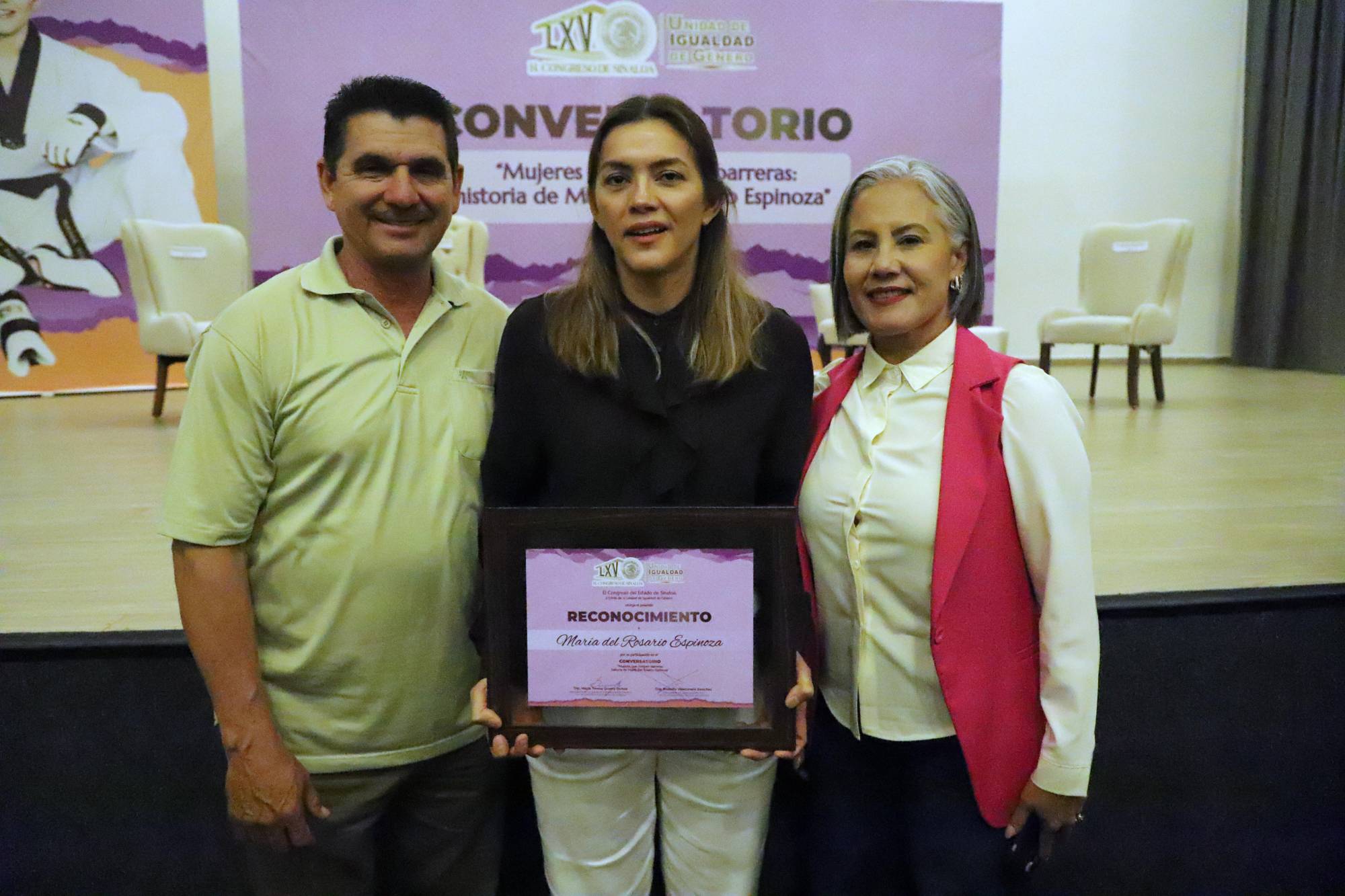 $!María del Rosario Espinoza inspira a jóvenes en Guasave en conversatorio ‘Mujeres que rompen barreras’