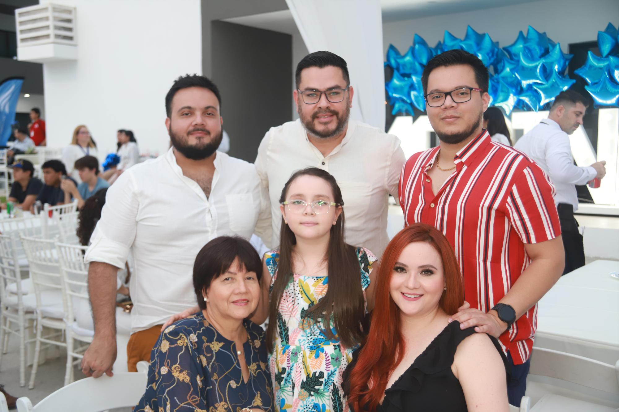 $!Samuel Bastidas, Mario Zavala, Saúl Bastidas, Irela Fierro, Greta Zavala e Irela Bastidas.