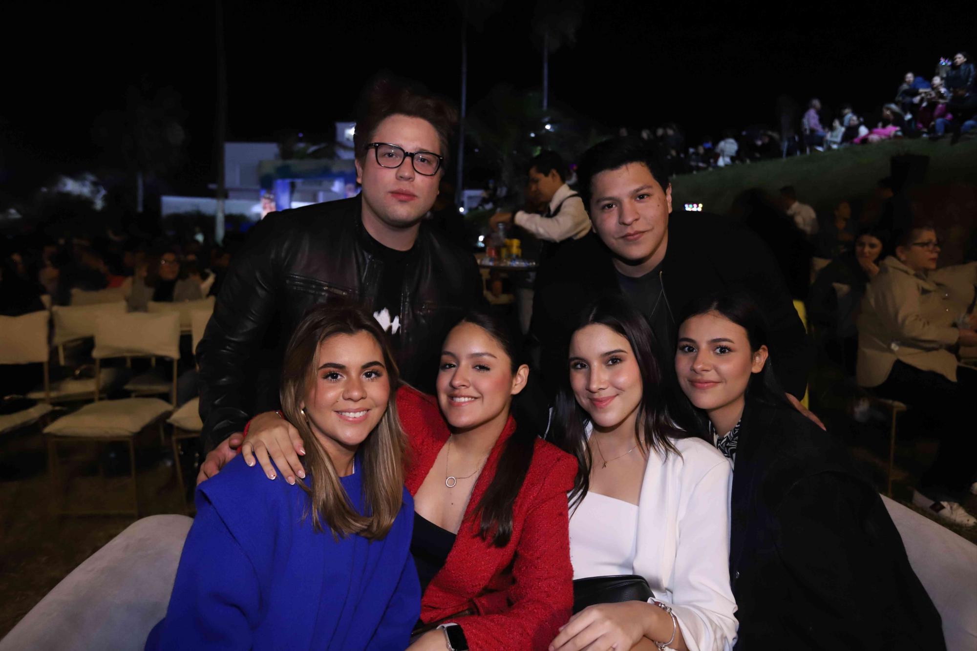 $!Sebastián Pérez y Emiliano González. Al frente, Danha González, Danna Pérez, Marian Valdez y Paloma Zataráin.