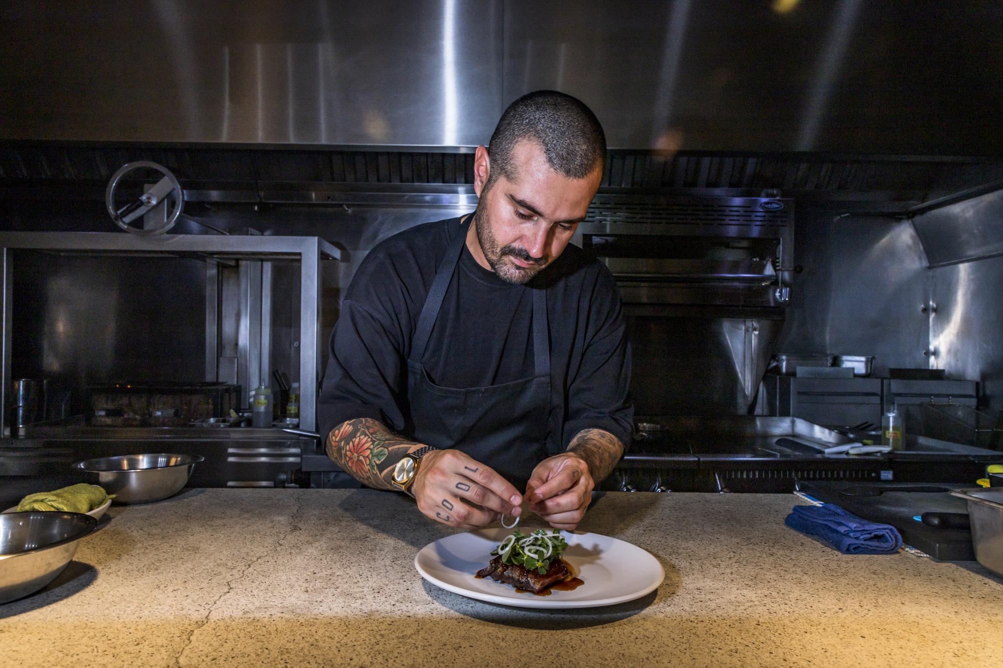 $!Tenía 15 años cuando Daniel González se adentró al mundo de la cocina.