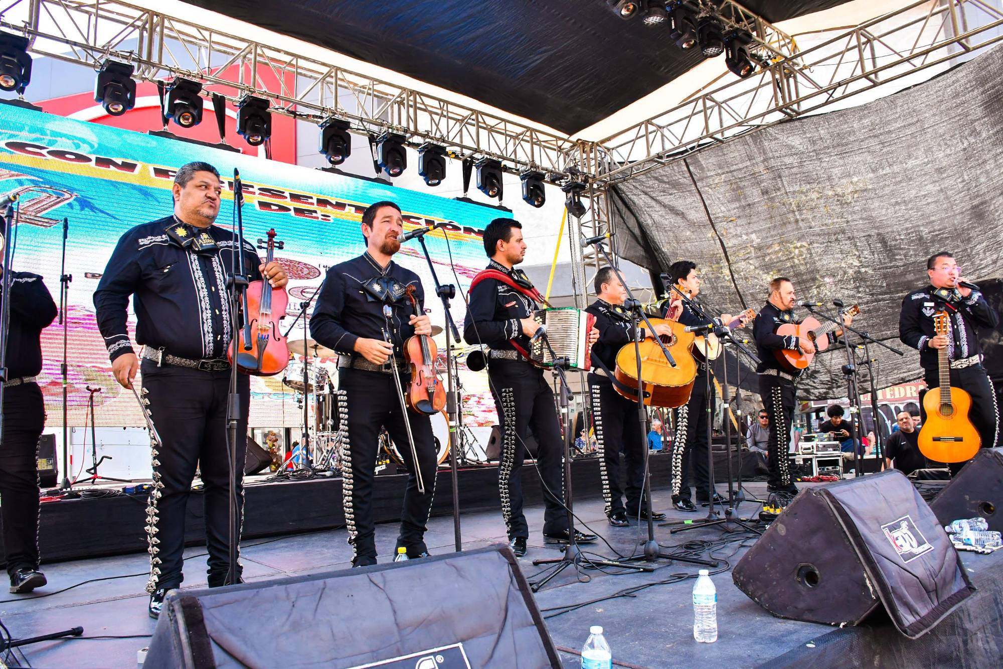 $!Preparan 3 toneladas de ceviche en ‘El Propinón’ en apoyo a trabajadores afectados por la violencia en Culiacán