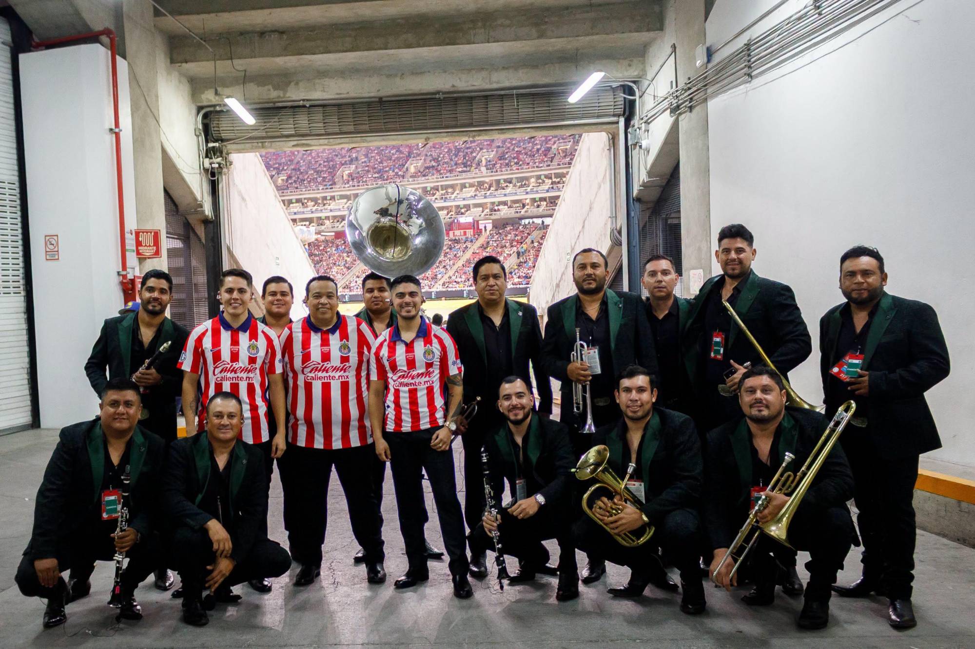 $!Integrantes de Banda Los Sebastianes posan para la fotografía tras su presentación en el Estadio AKRON, donde amenizaron el medio tiempo del encuentro entre Chivas y Xolos.