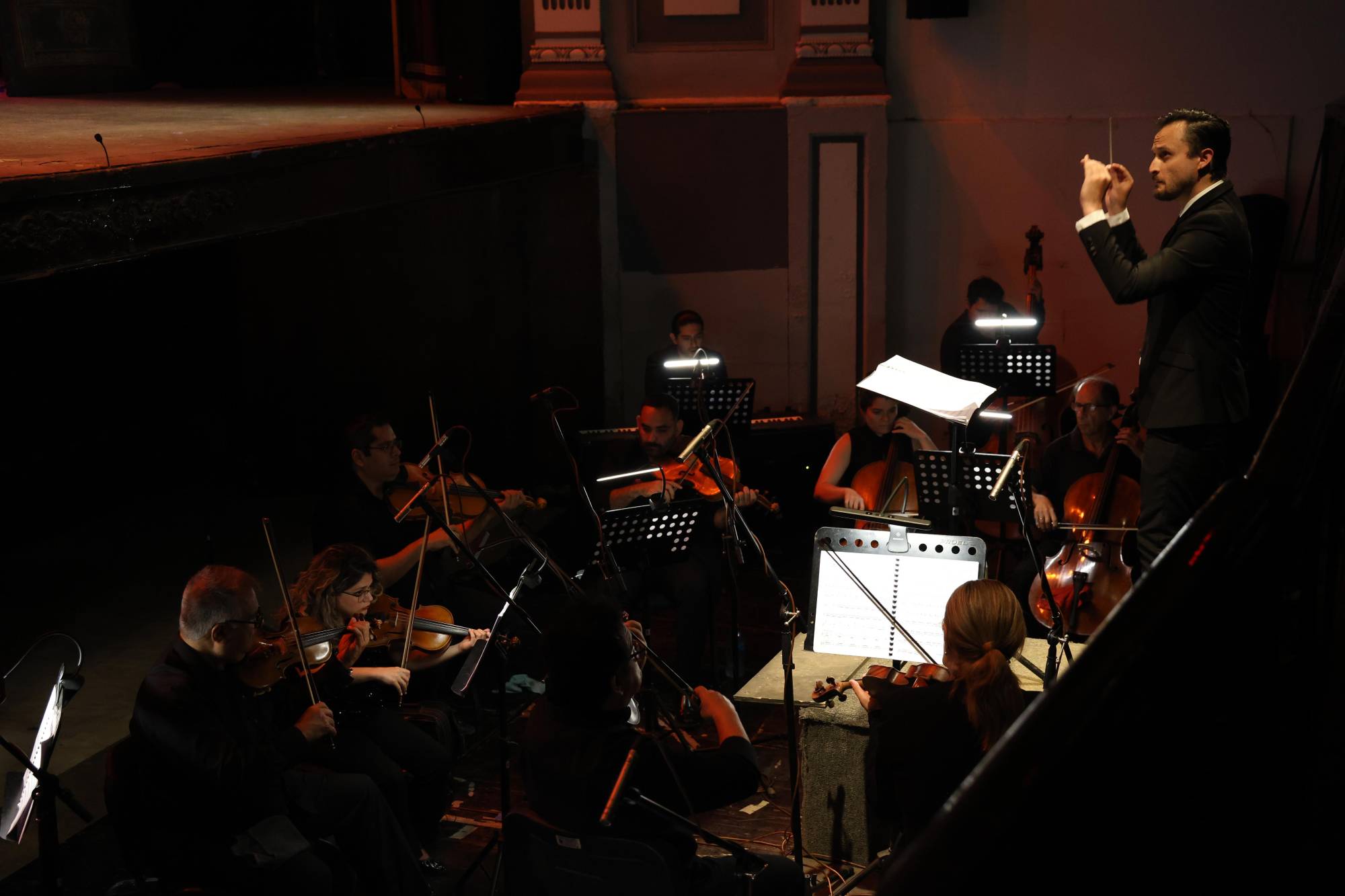 $!Alberto Alonzo Carrera dirigió a la Camerata Mazatlán en la velada.