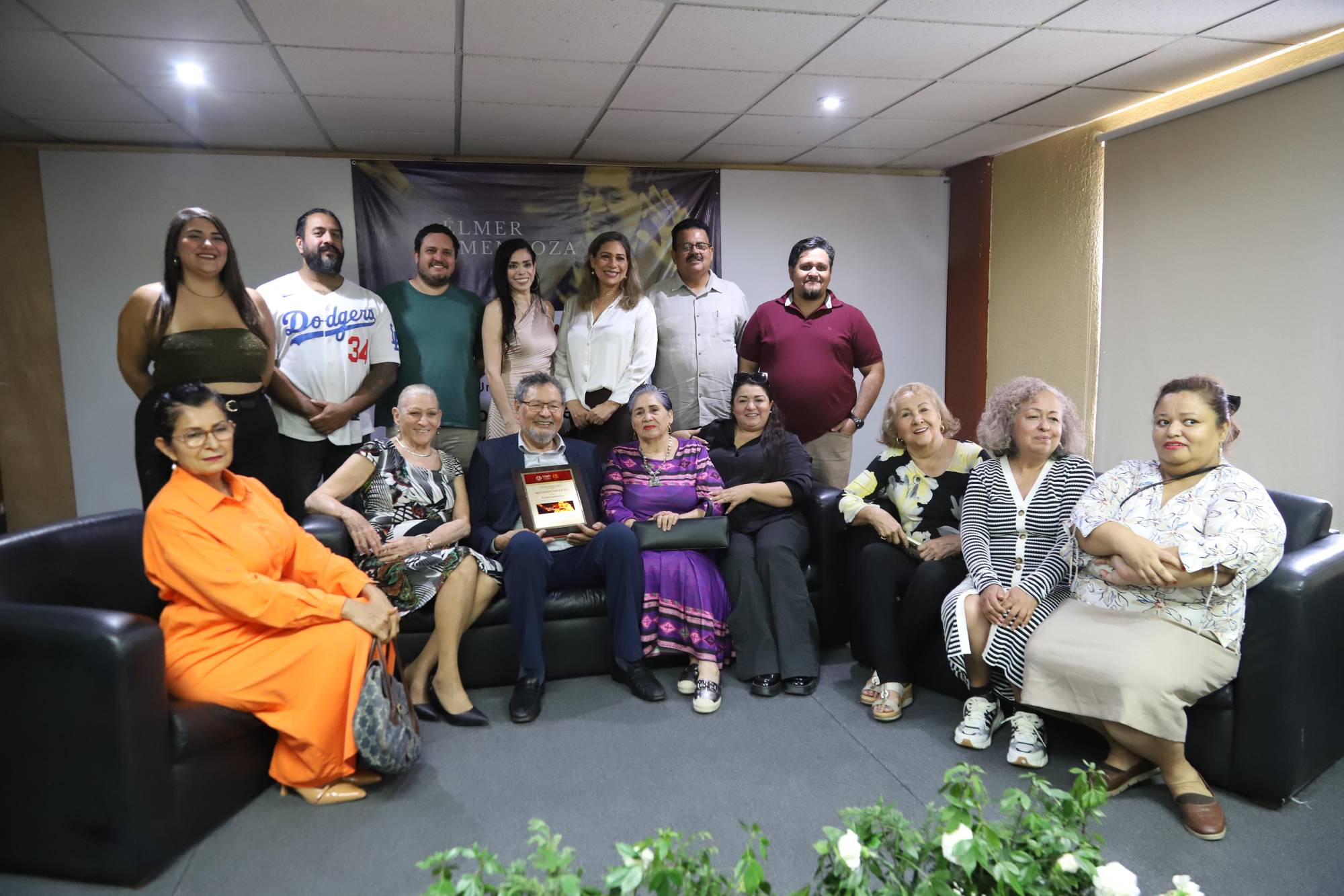 $!El maestro Élmer Mendoza entre algunos de sus amigos mazatlecos.