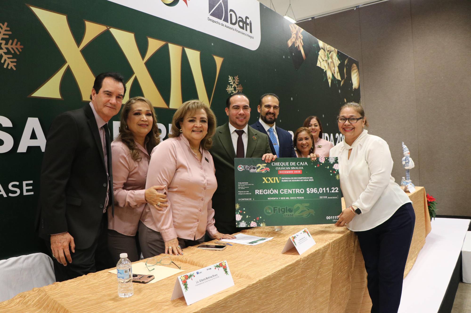 $!Entrega simbólica a socia beneficiada.