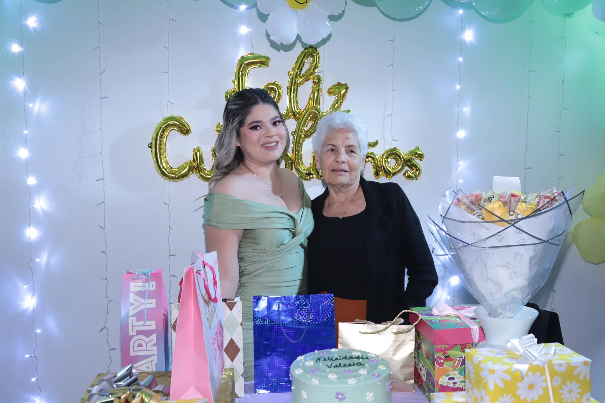 $!La festejada con su abuelita, Guadalupe Nuño.