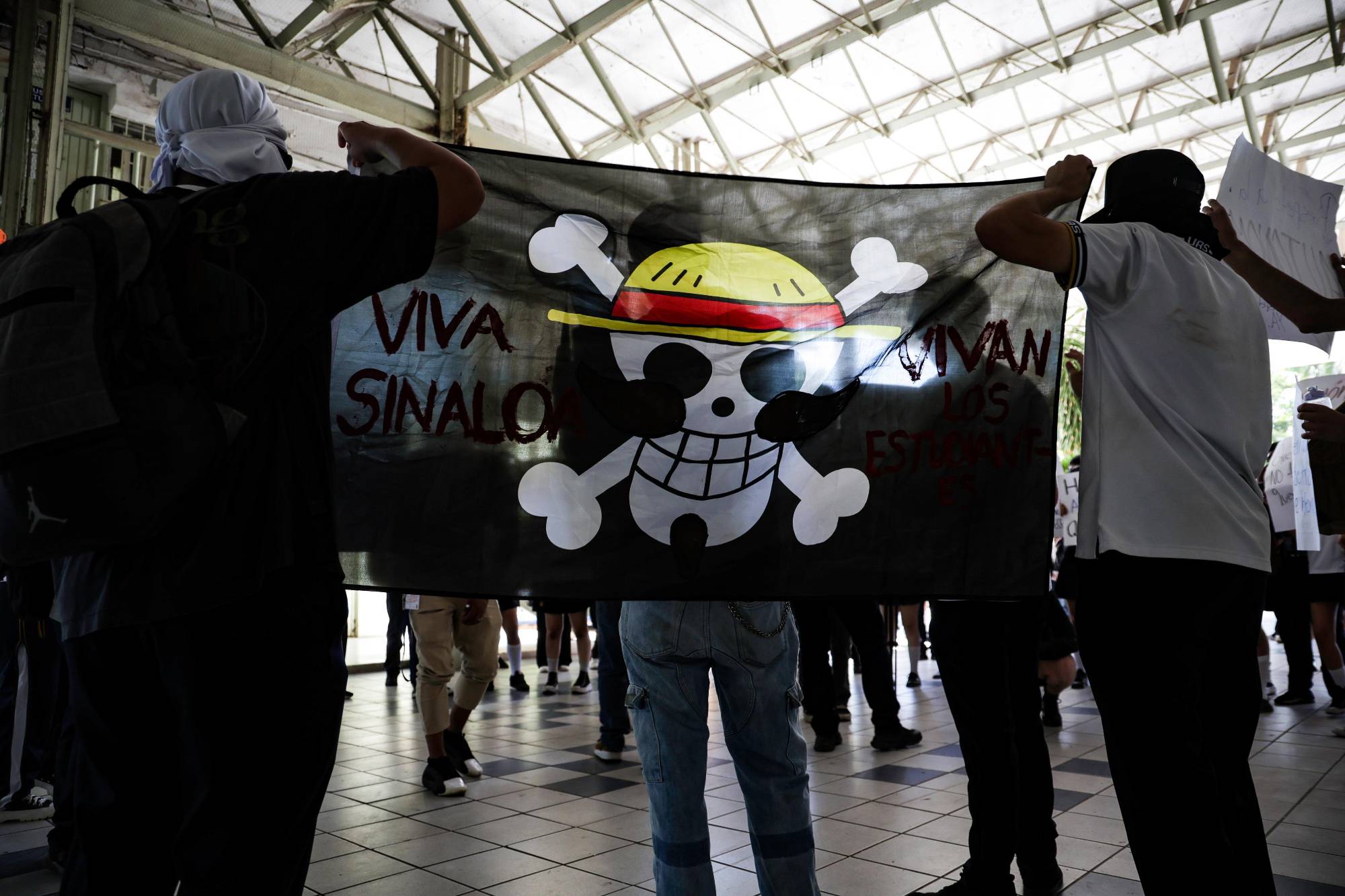 $!Usan alumnos de la UAS bandera de ‘One Piece’ y 31 Minutos como símbolo contra autoridades