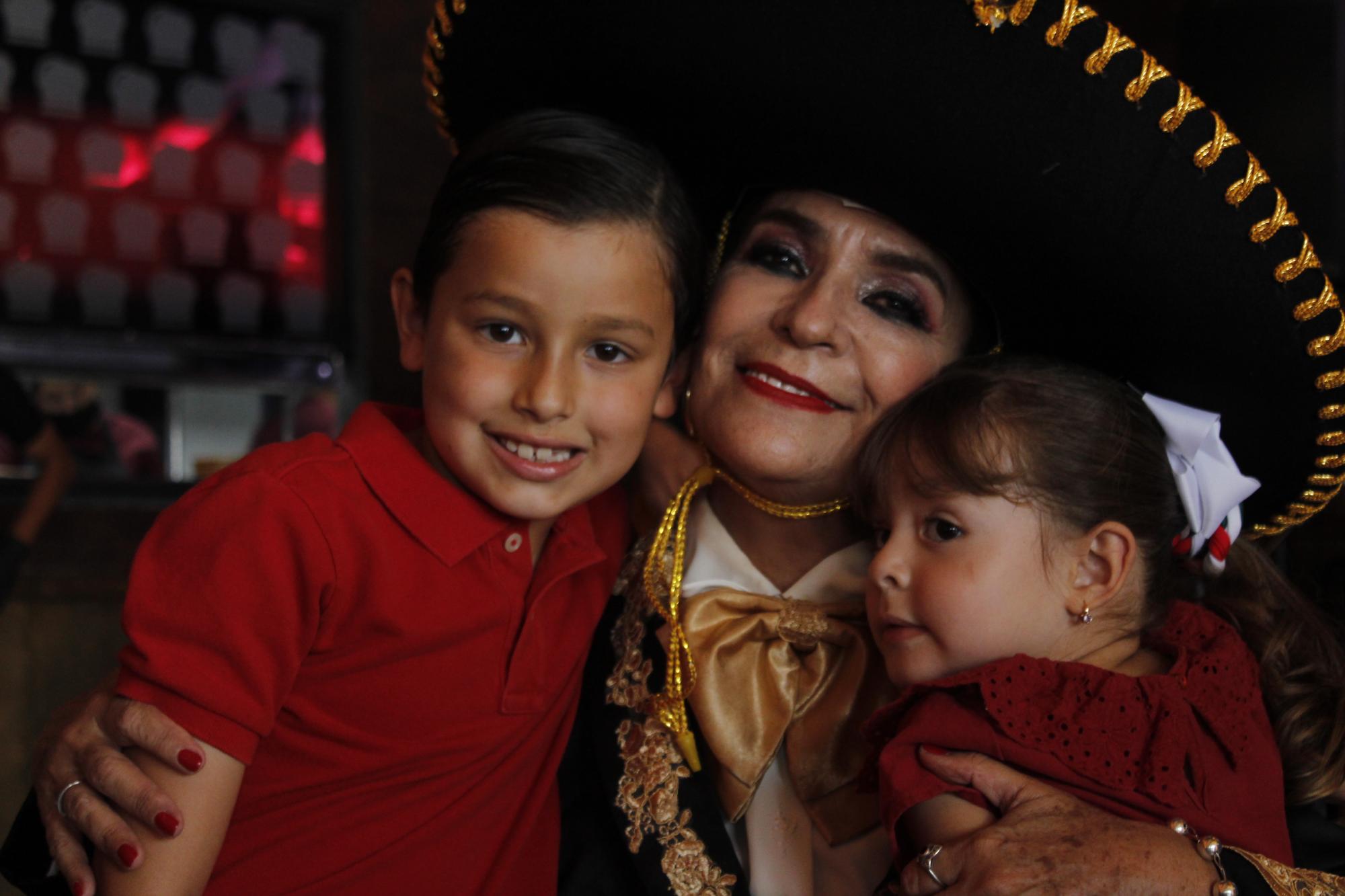 $!La cumpleañera entre sus nietos Nicolás y Mía.