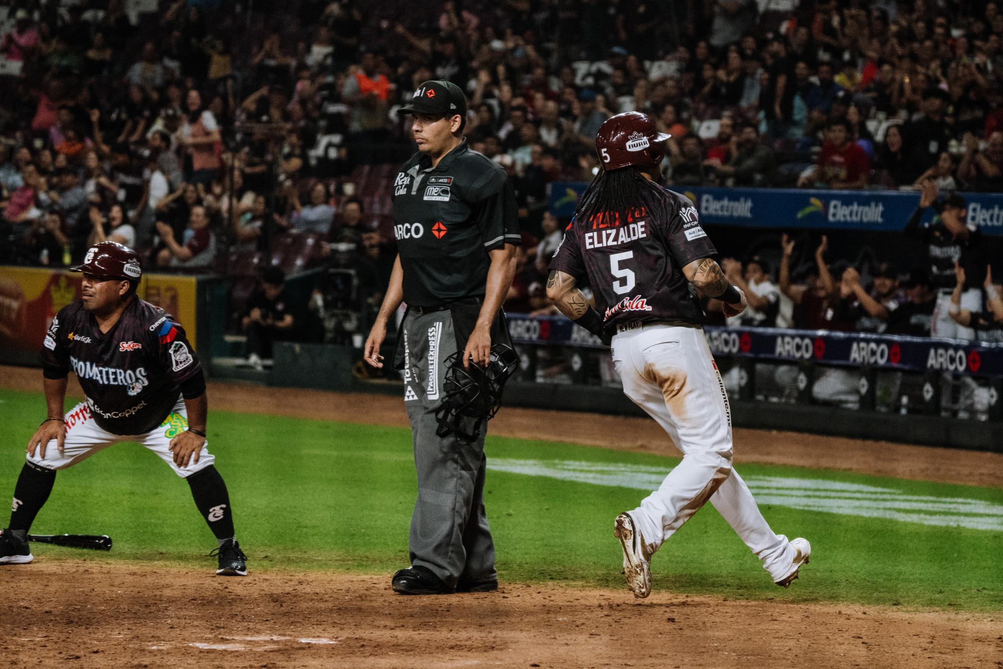 $!Tomateros de Culiacán le pega en casa al líder Algodoneros de Guasave