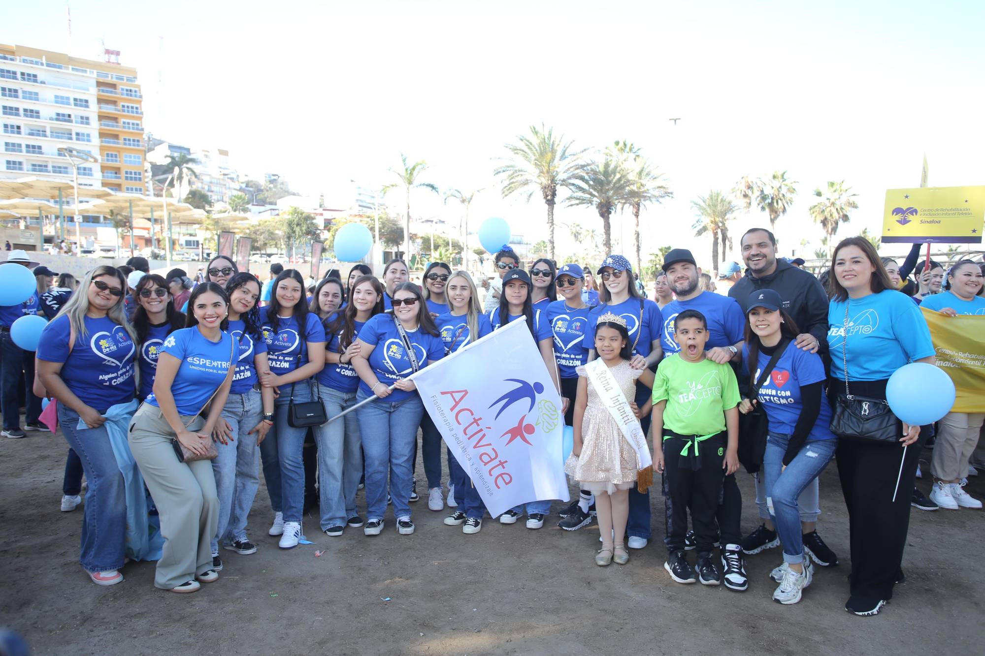 $!Integrantes de la Fundación Espektro Unidos por el Autismo posaron para la fotografía del recuerdo.