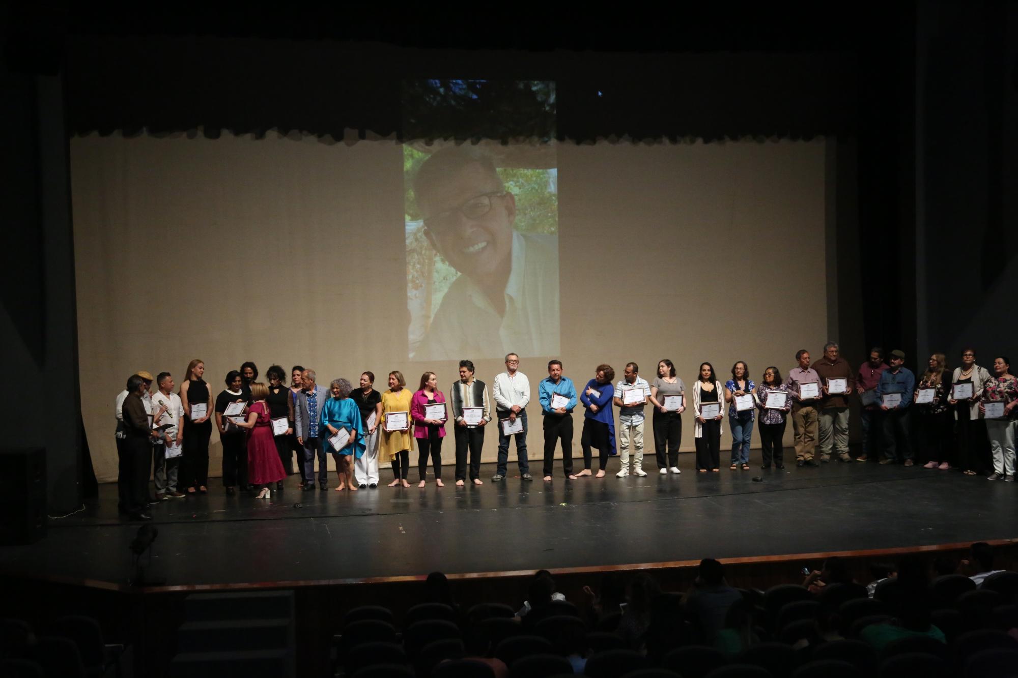 $!Se hizo la entrega de reconocimientos a 40 bailarines que iniciaron la danza contemporánea en Sinaloa.
