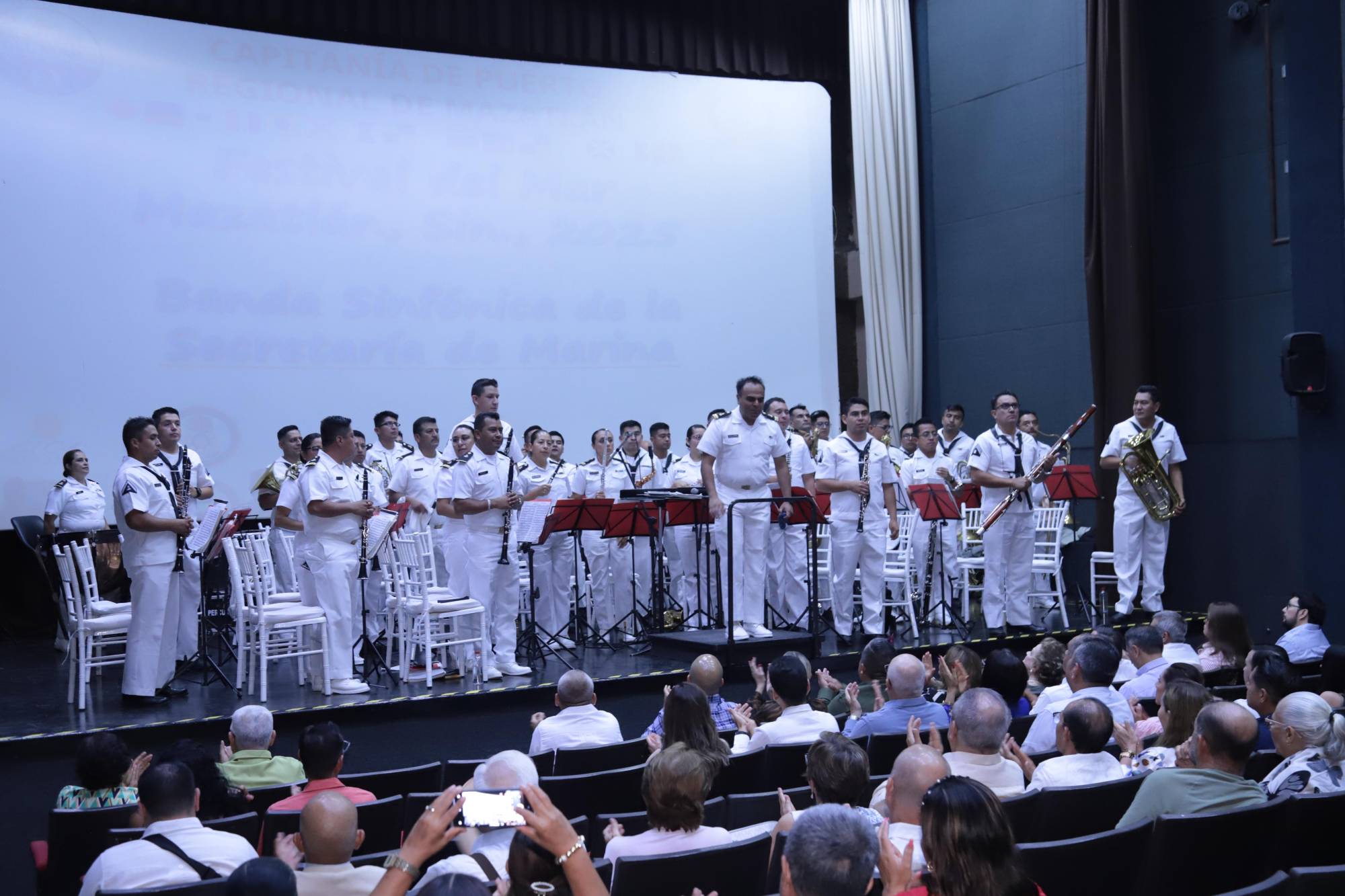 $!La banda bajo la dirección del Teniente de Fragata Servicio Músico Naval, Ángel Guillermo Martínez López, regaló al público música sinaloense.