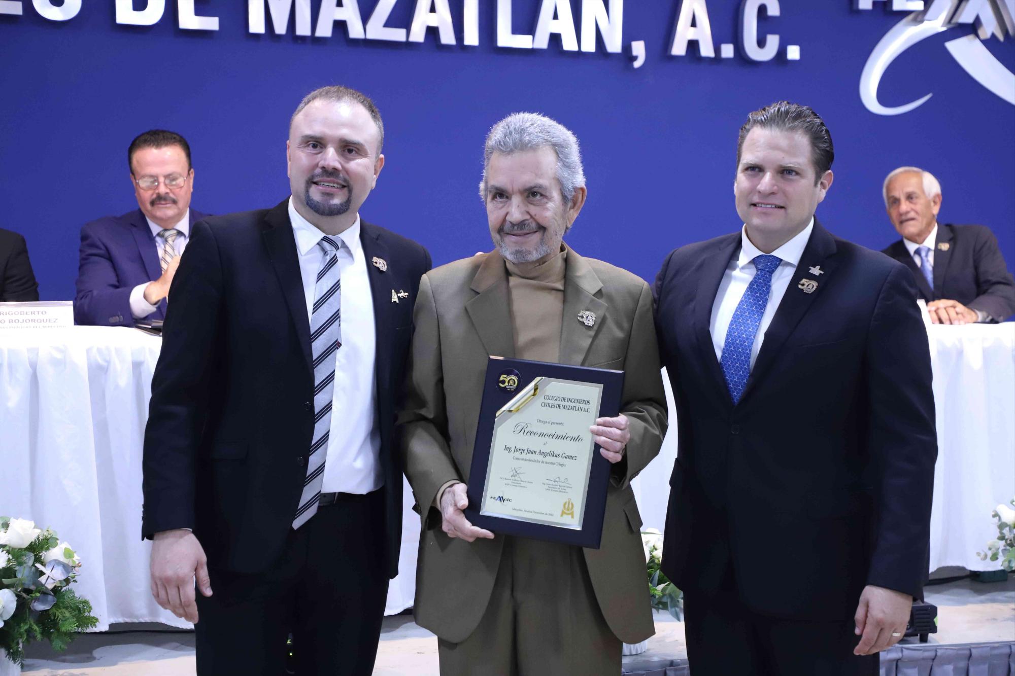 $!Jorge Juan Angelikas Gámez recibe reconocimiento como Socio Fundador del Colegio de Ingenieros Civiles de Mazatlán, A. C.