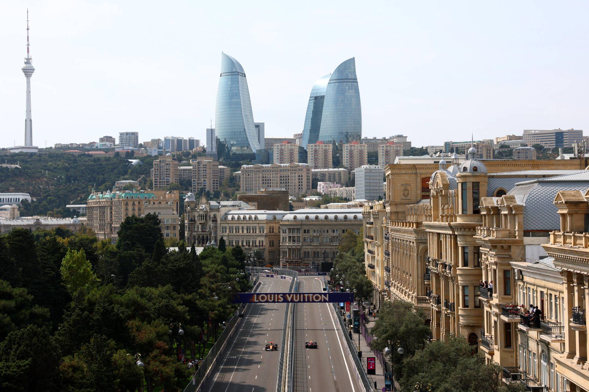 $!Hamilton lidera y Ferrari le roba el protagonismo a McLaren en Baku