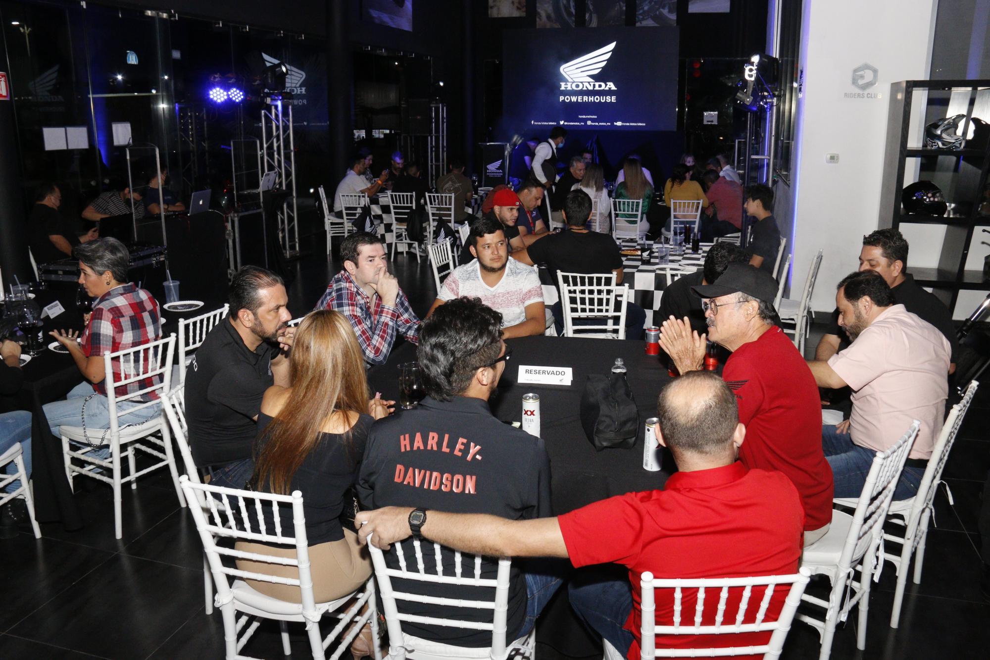 $!Clientes acuden a la presentación de la motocicleta.