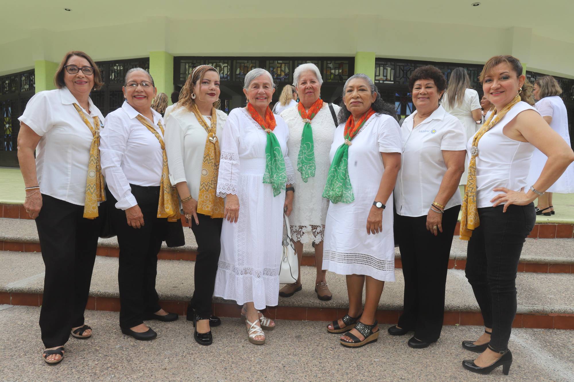 $!Ana Luisa Lizárraga, Rebeca Mejía, Leticia Sánchez, Irma Santillán, Cecy Aguirre, Susy Luis, Vicky de Aguilar y Adriana Arriaga, de la Unidad Jubilados y Pensionados del IMSS.