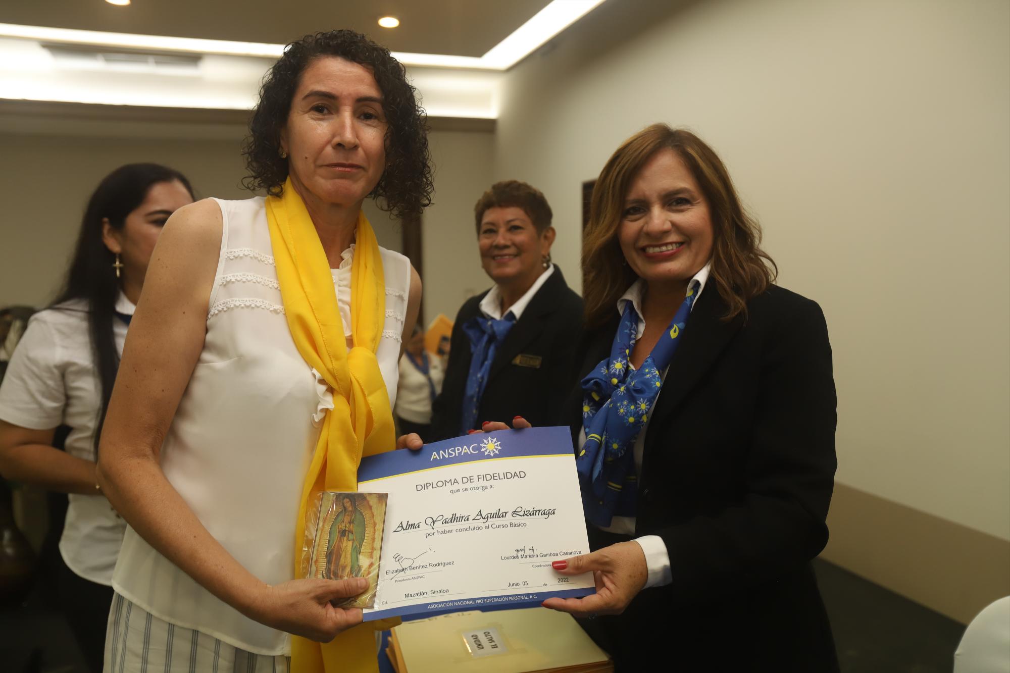 $!Alma Yadhira Aguilar, de la Unidad Vitallantas, recibe su documento de manos de Liz Benítez de Sarabia.