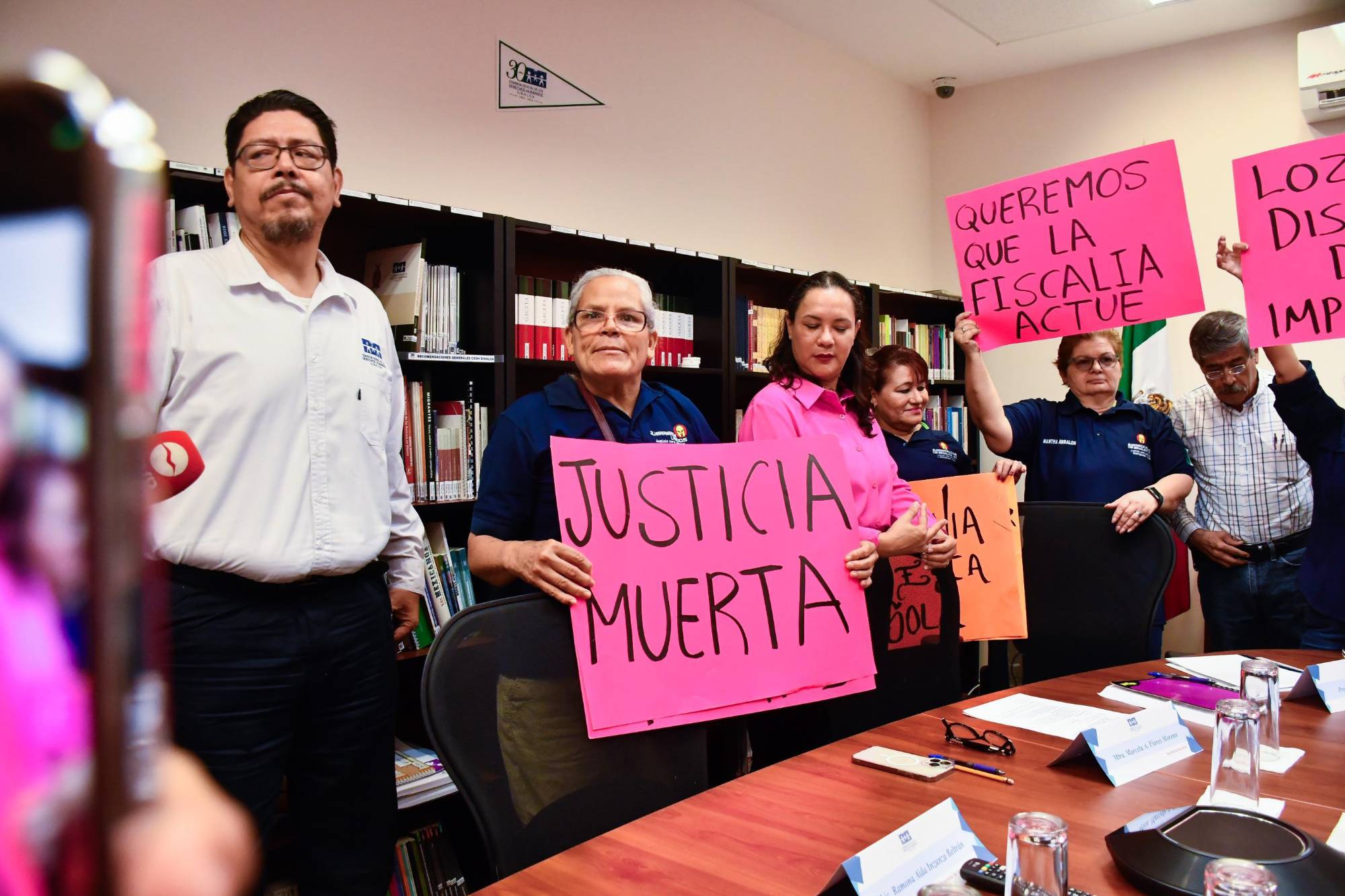 $!Manifestantes revientan evento en oficinas de Derechos Humanos