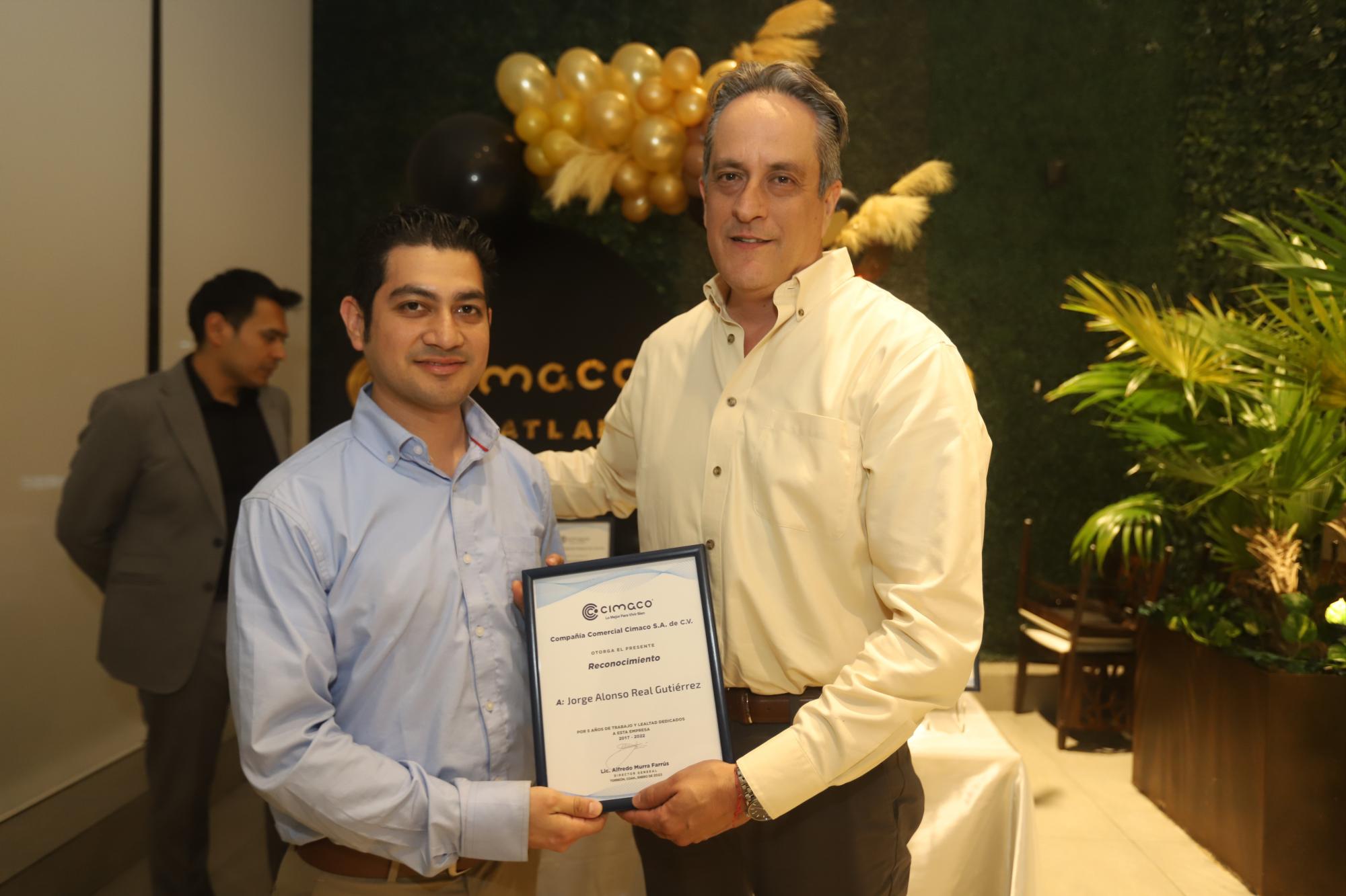 $!Jorge Alonso Real Gutiérrez recibe su reconocimiento de manos de Gilberto Jiménez.