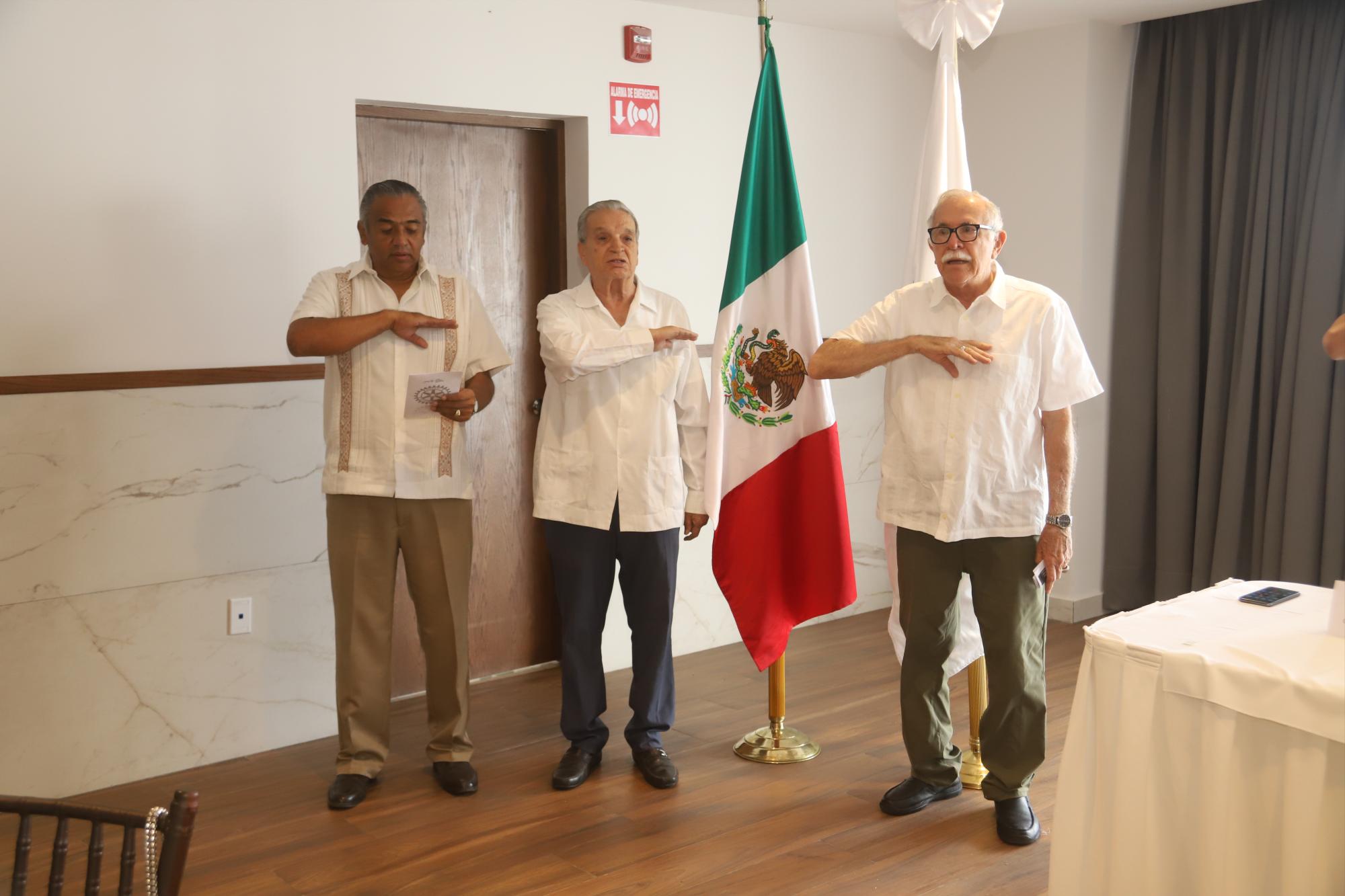 $!Jaime Alfaro, Felipe Aldrete y Cástulo Osuna al momento de realizar los honores a la bandera.