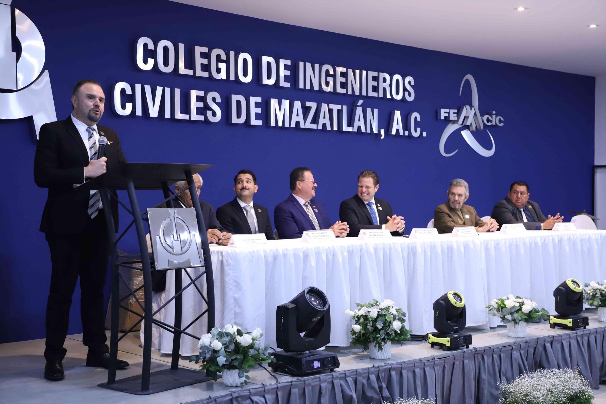 $!Ramón Antonio Osuna, presidente del Colegio de Ingenieros Civiles de Mazatlán, expresó un mensaje a los presentes.